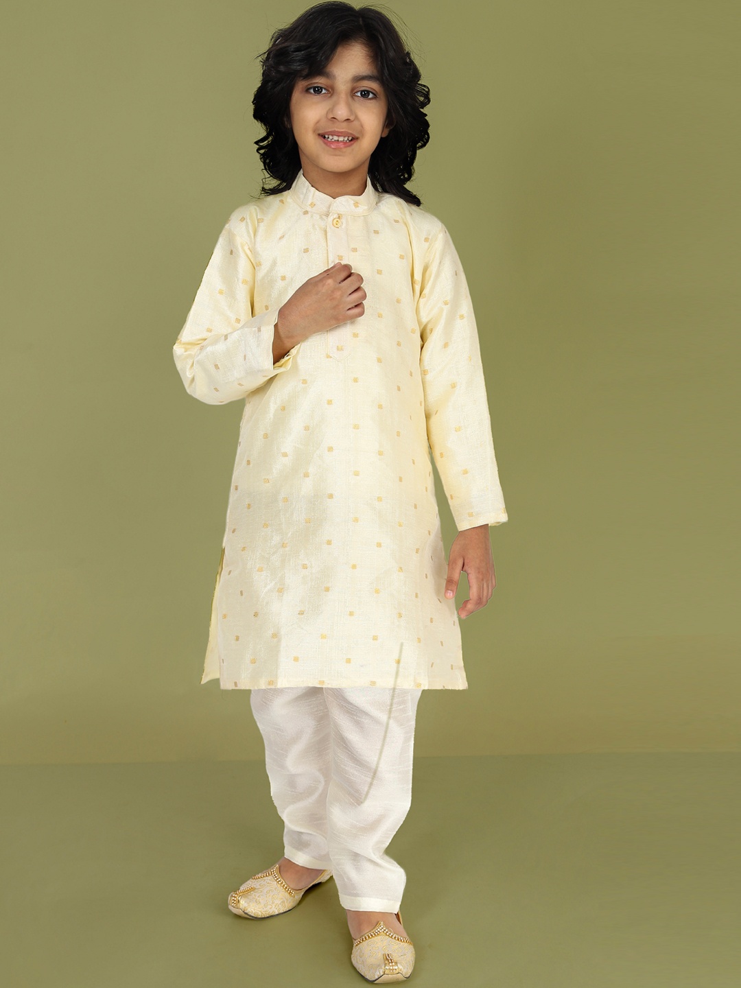 

VESHAM Boys Off White & Gold Geometric Embroidered Band Collar Kurta with Pyjamas