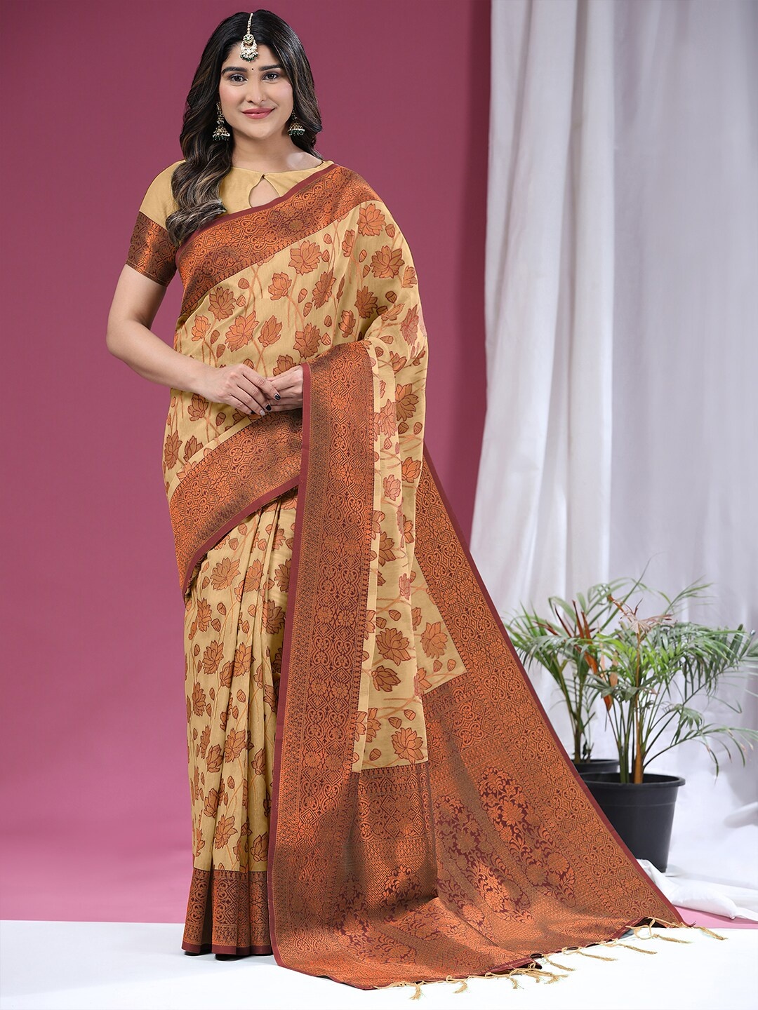 

Kasak Floral Woven Design Zari Silk Cotton Saree, Beige