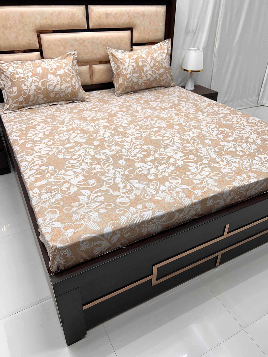 

Pure Decor Brown & White Printed Cotton 400 TC King Bedsheet with 2 Pillow Covers