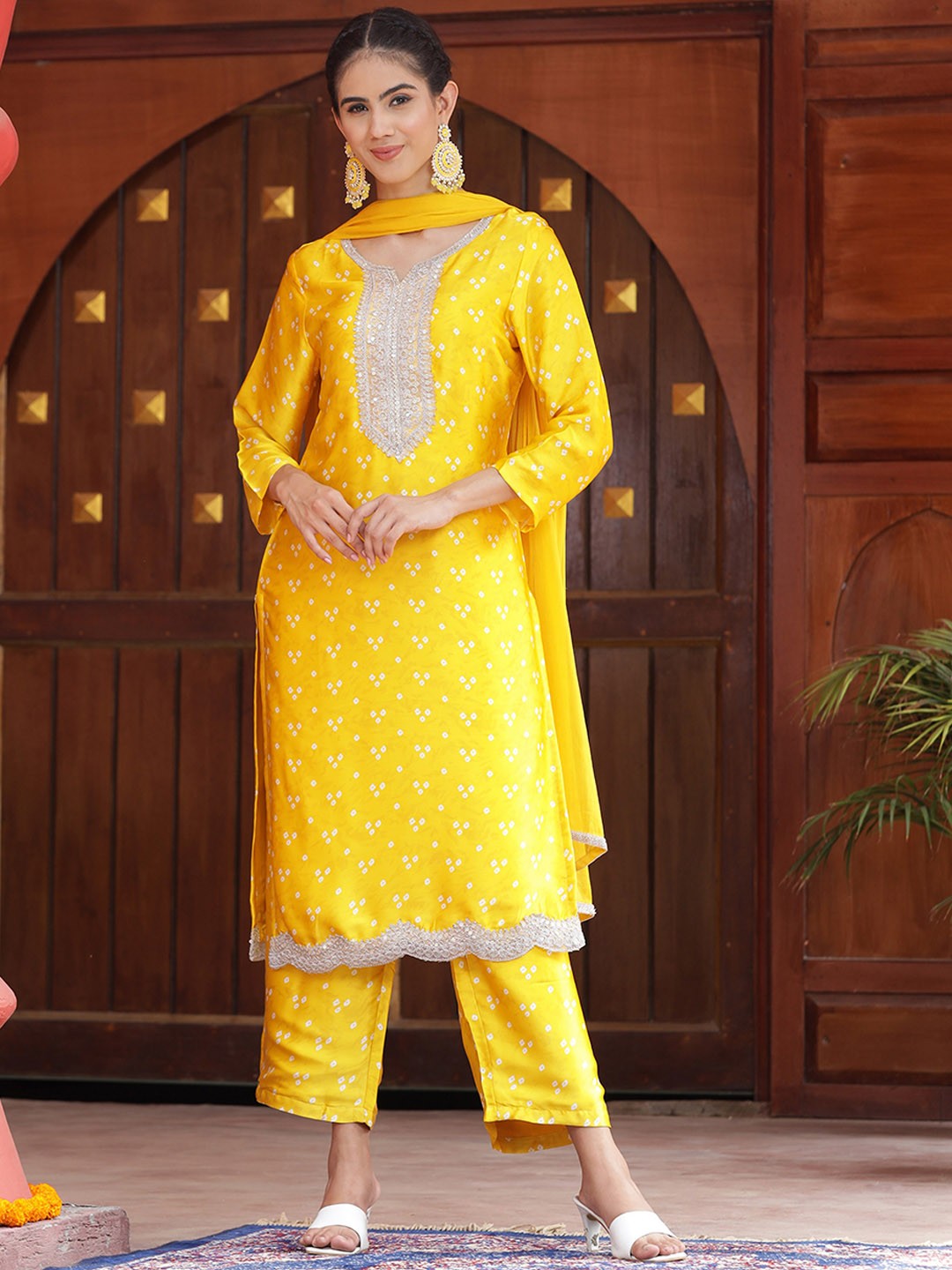 

ASPORA Bandhani Printed Regular Thread Work Kurta with Trousers & With Dupatta, Yellow