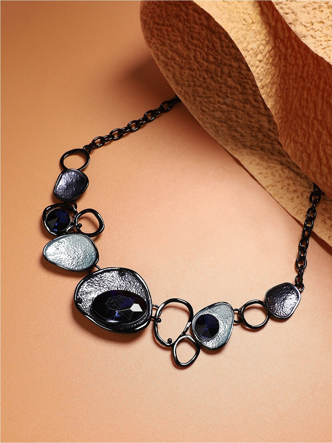 

SOHI Artificial Stones Necklace, Metallic