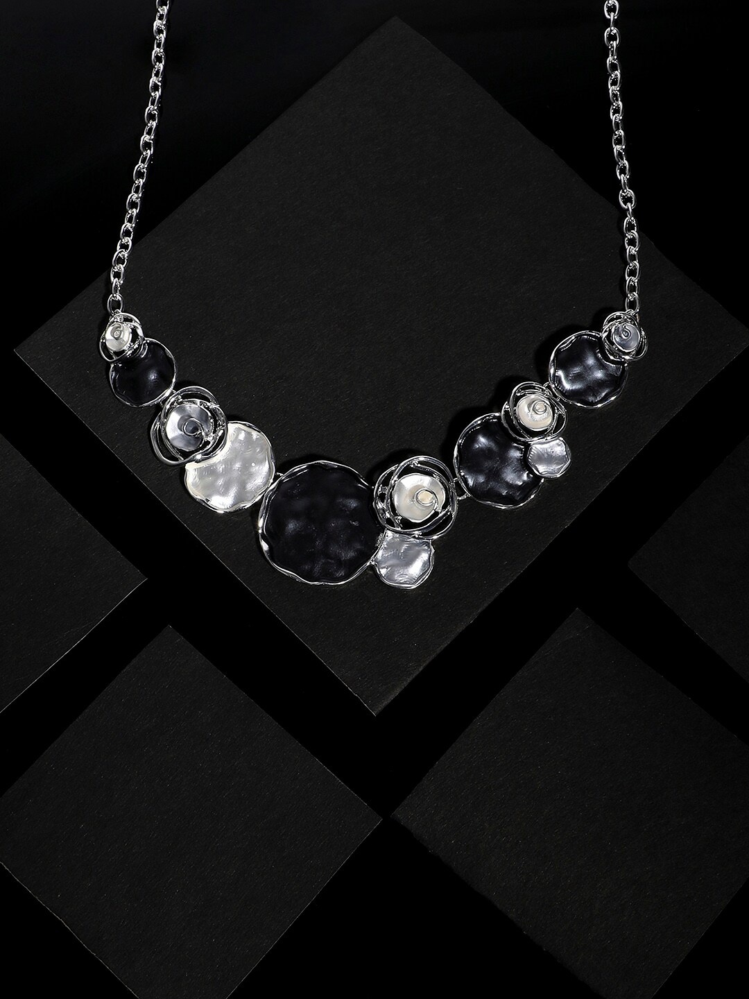 

SOHI Textured Rose Necklace, Silver