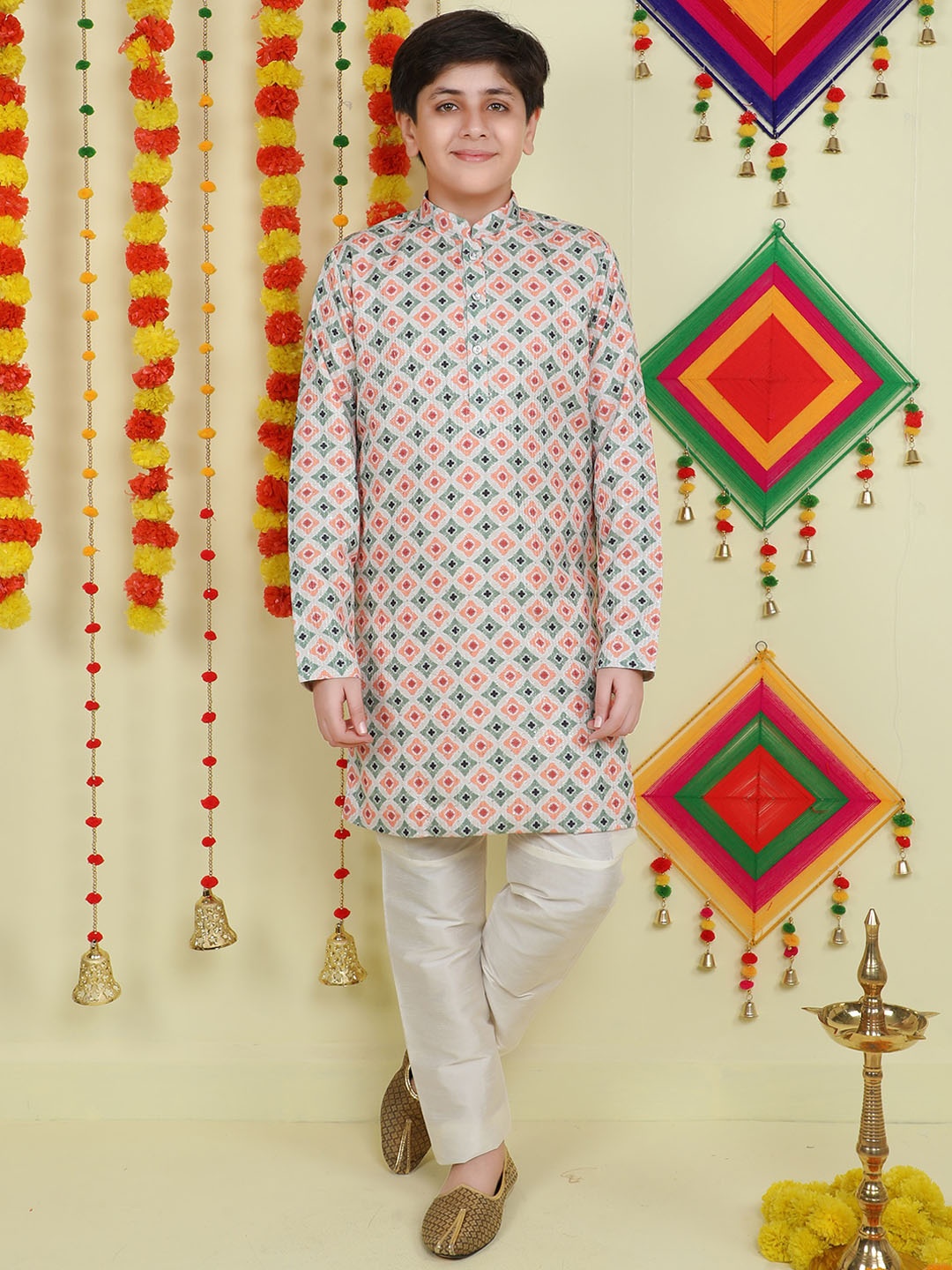 

BAESD Boys Geometric Printed Sequinned Kurta with Pyjamas, Off white