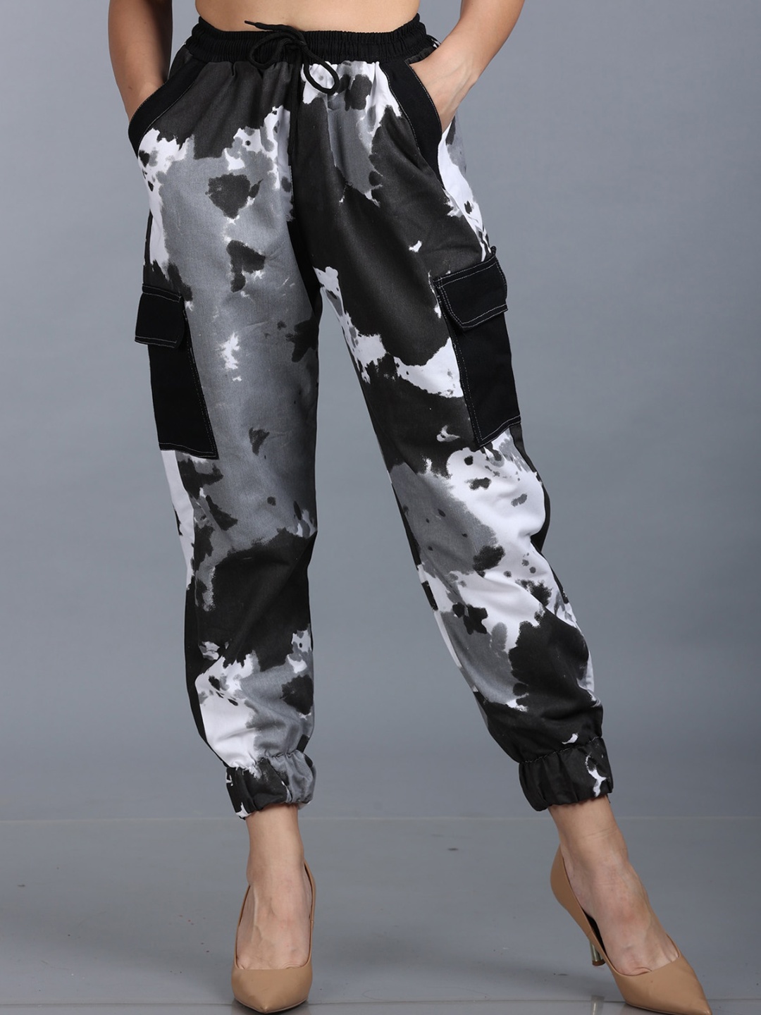 

The Dance Bible Women Abstract Printed Baggy Fit Cargo Trousers, Black