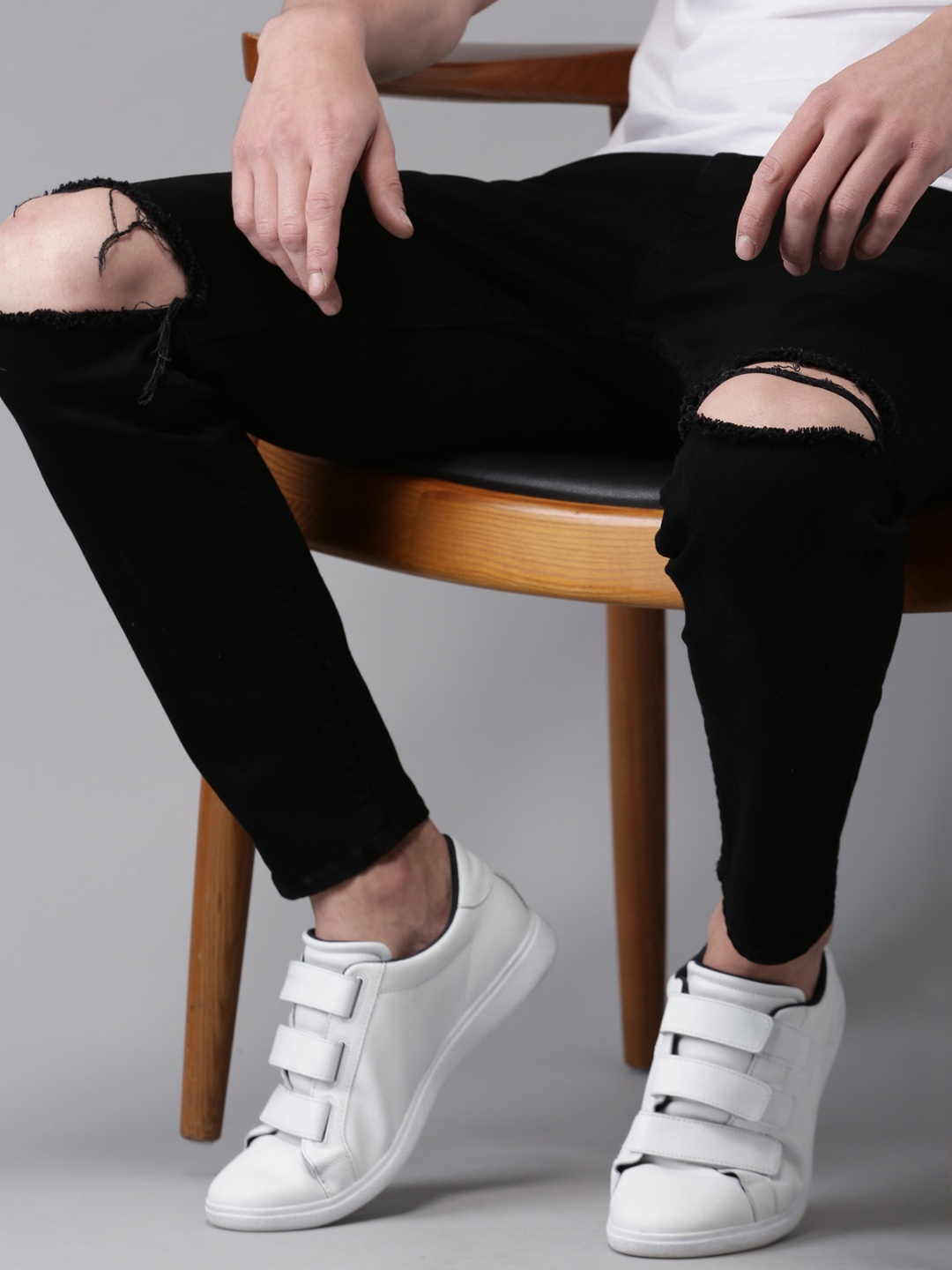 

HERE&NOW Men Black Tapered Fit Cropped Mid-Rise Slash Knee Stretchable Jeans