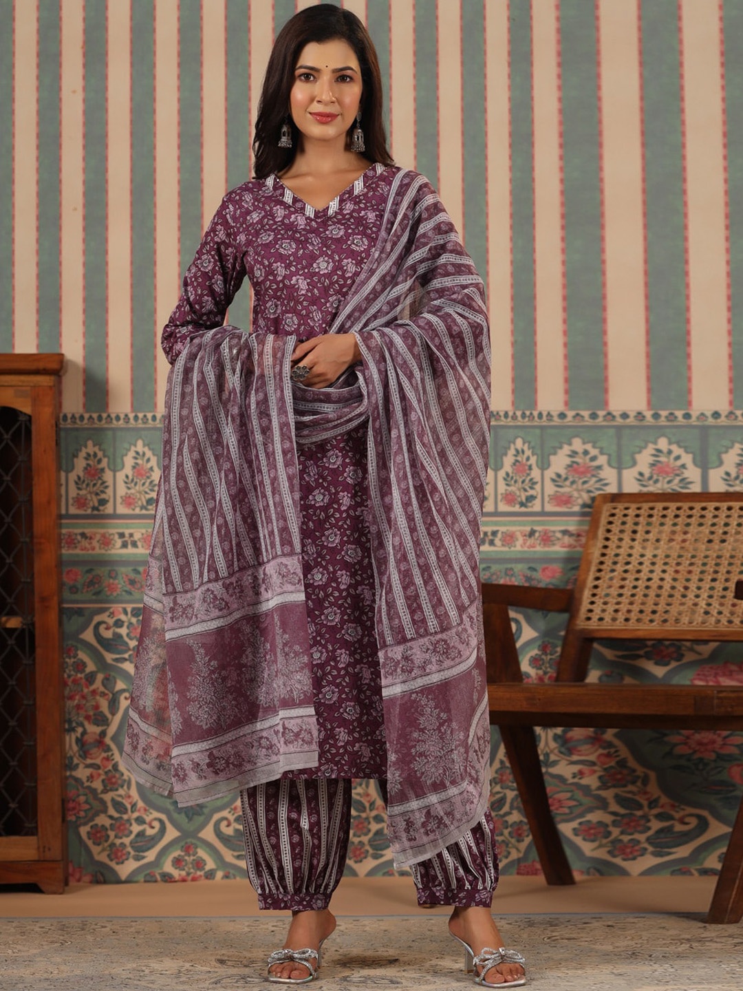 

Readiprint Fashions Floral Printed Regular Pure Cotton Kurta with Harem Pant & Dupatta, Violet