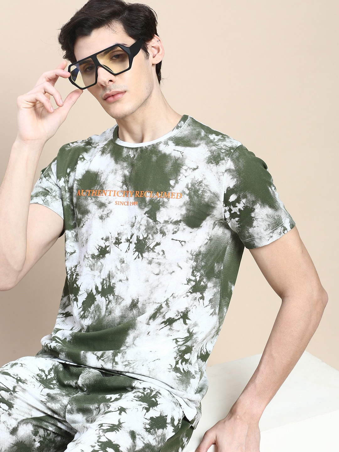 

SHOWOFF Dyed Short Sleeves Slim-Fit T-shirt With Shorts, White