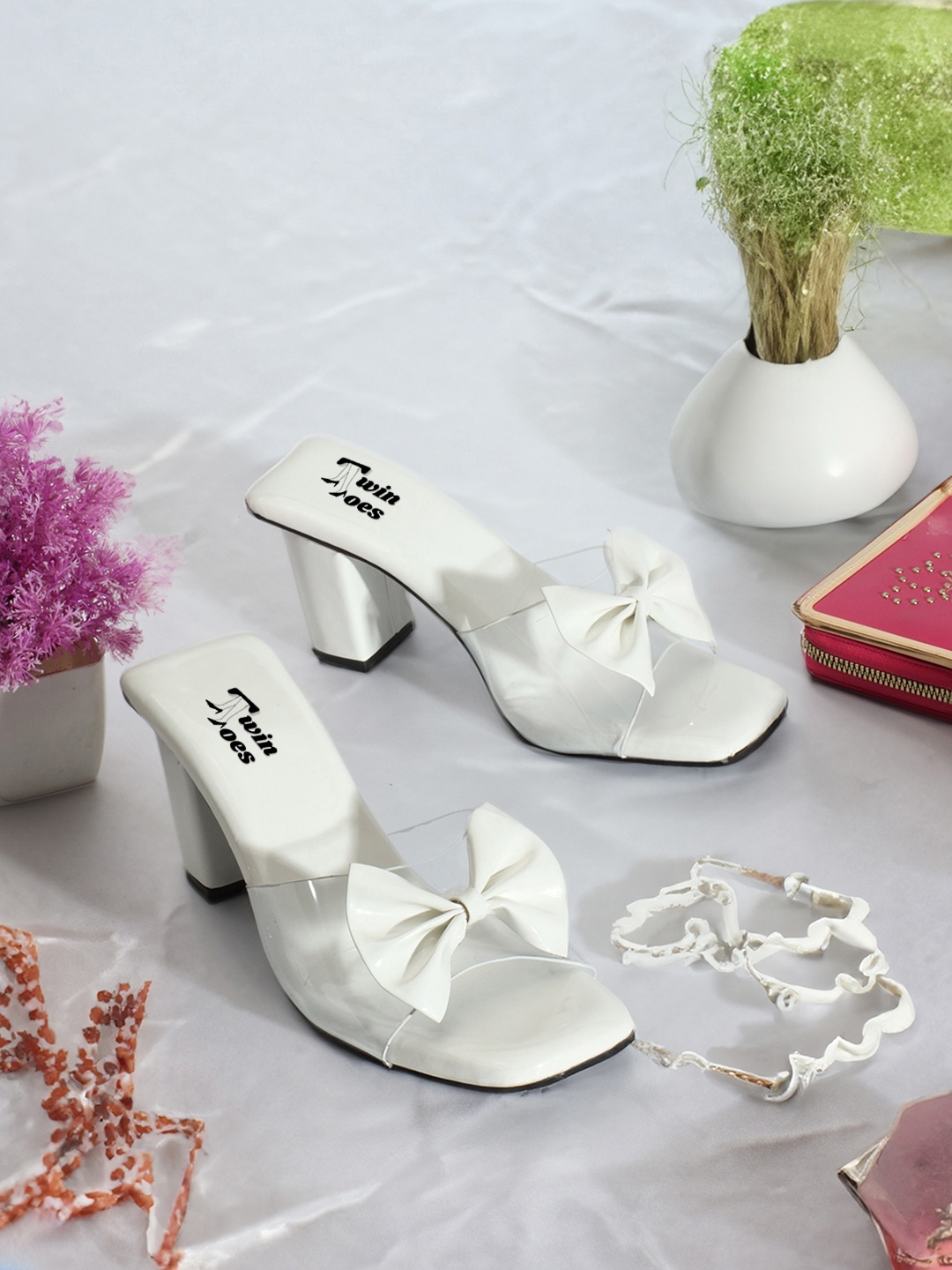 

TWIN TOES Bow Embellished Block Heels, White
