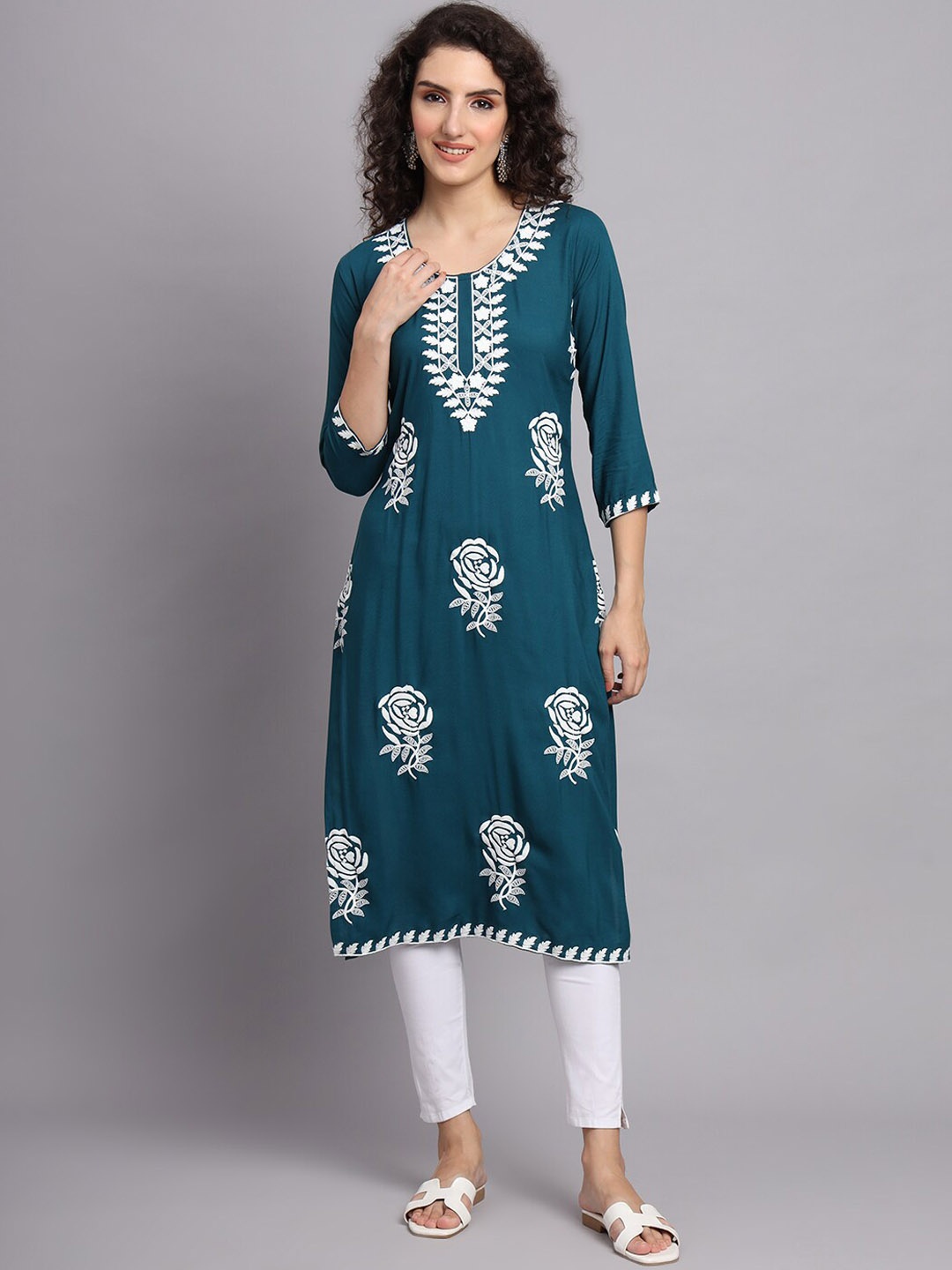 

VAIRAGEE Floral Embroidered Straight Kurta, Teal