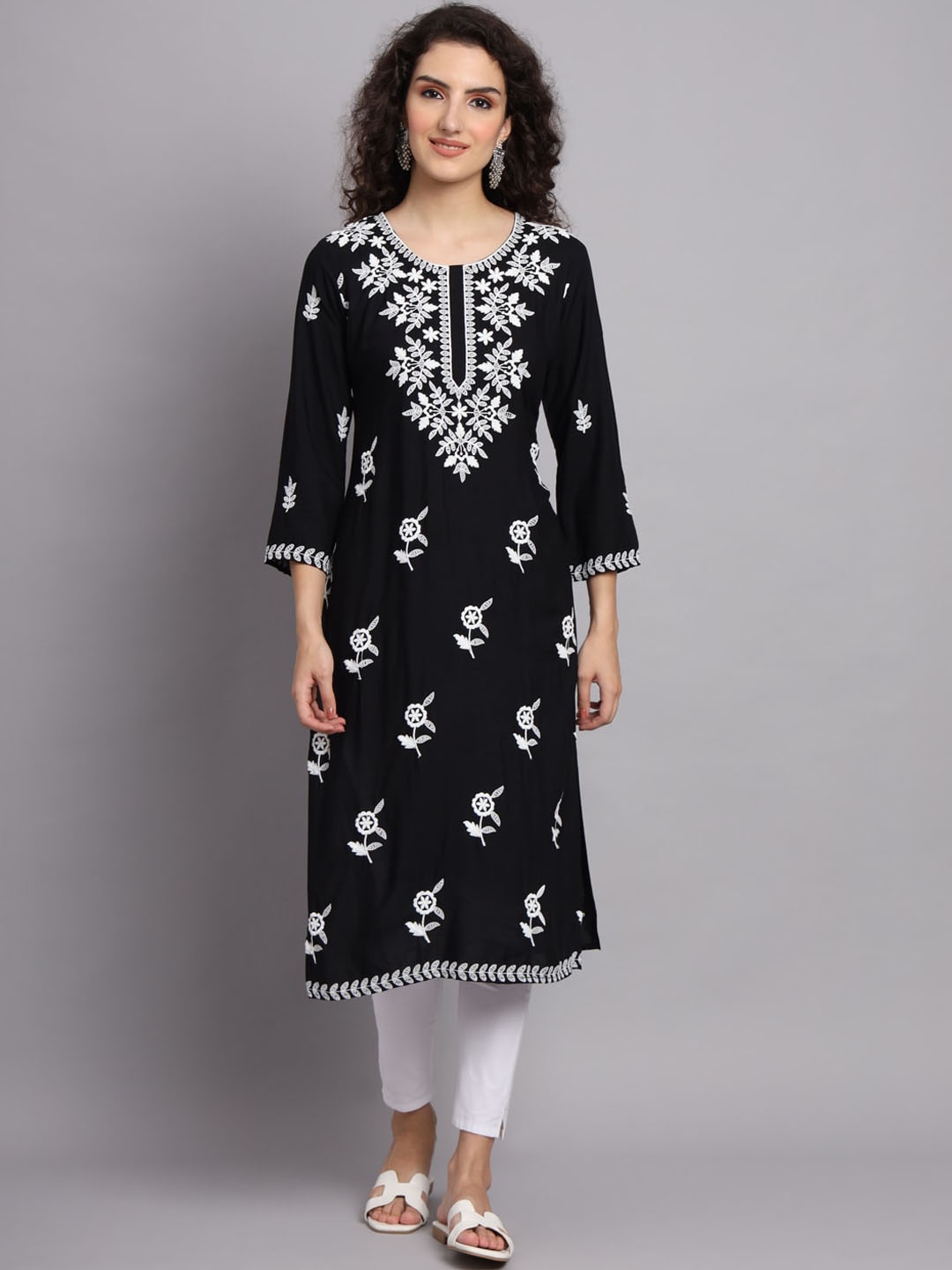 

VAIRAGEE Floral Embroidered Straight Kurta, Black