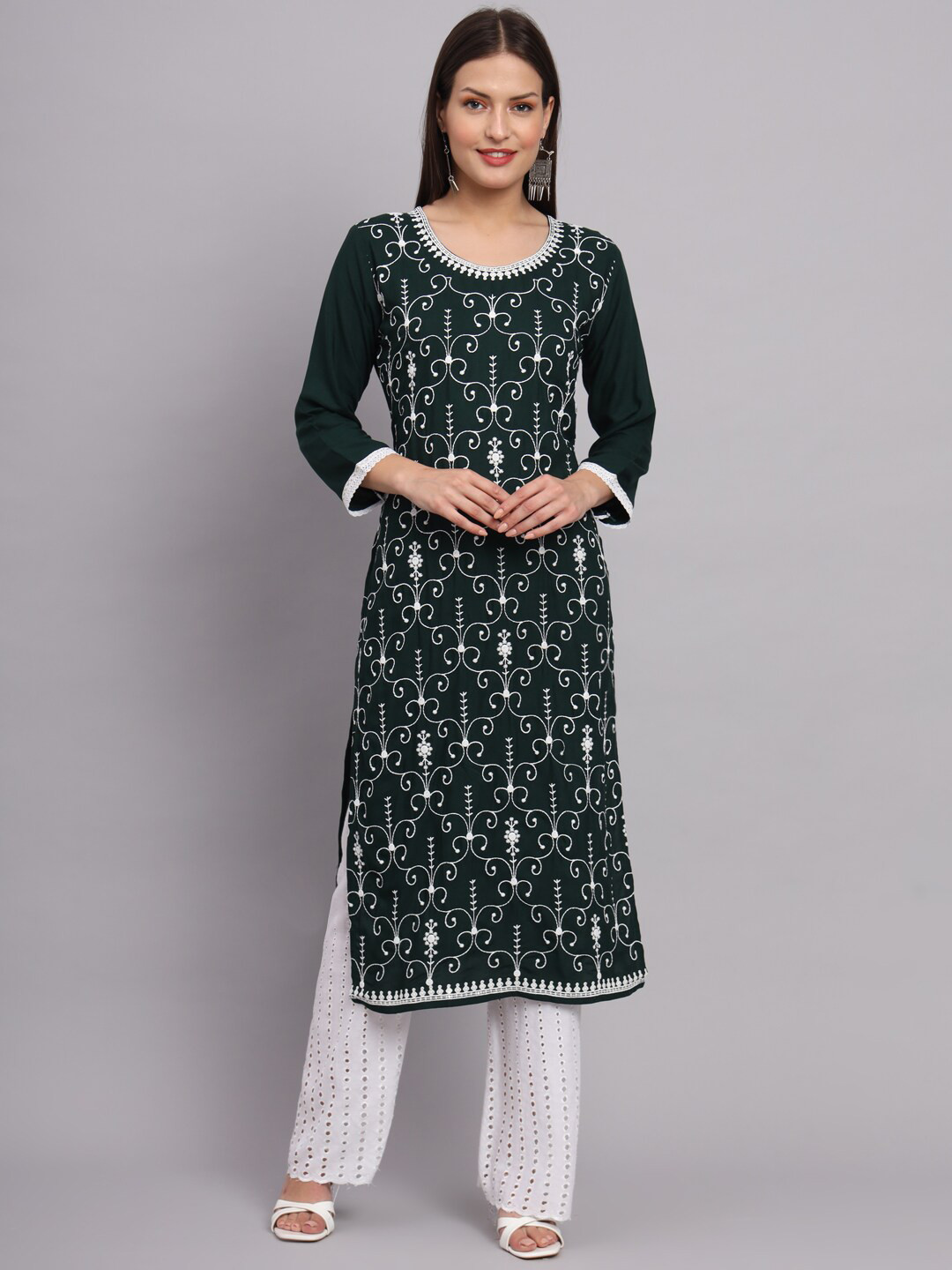 

VAIRAGEE Floral Embroidered Straight Kurta, Green