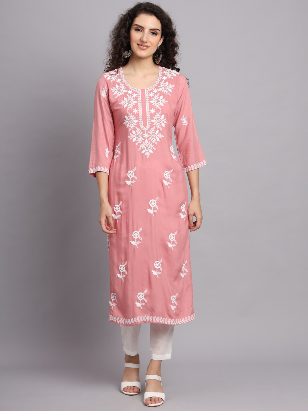 

VAIRAGEE Floral Embroidered Straight Kurta, Peach