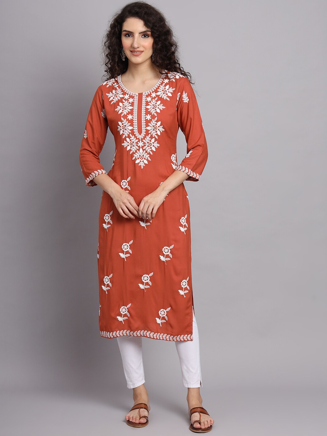 

VAIRAGEE Floral Embroidered Round Neck Straight Kurta, Copper