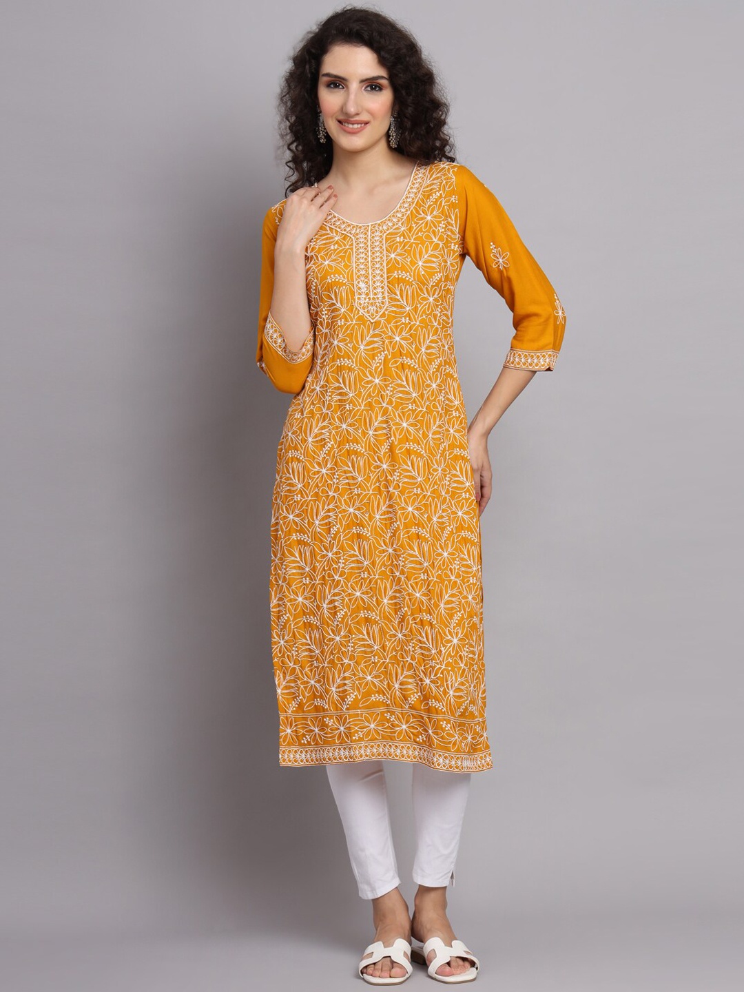 

VAIRAGEE Floral Embroidered Round Neck Straight Kurta, Orange