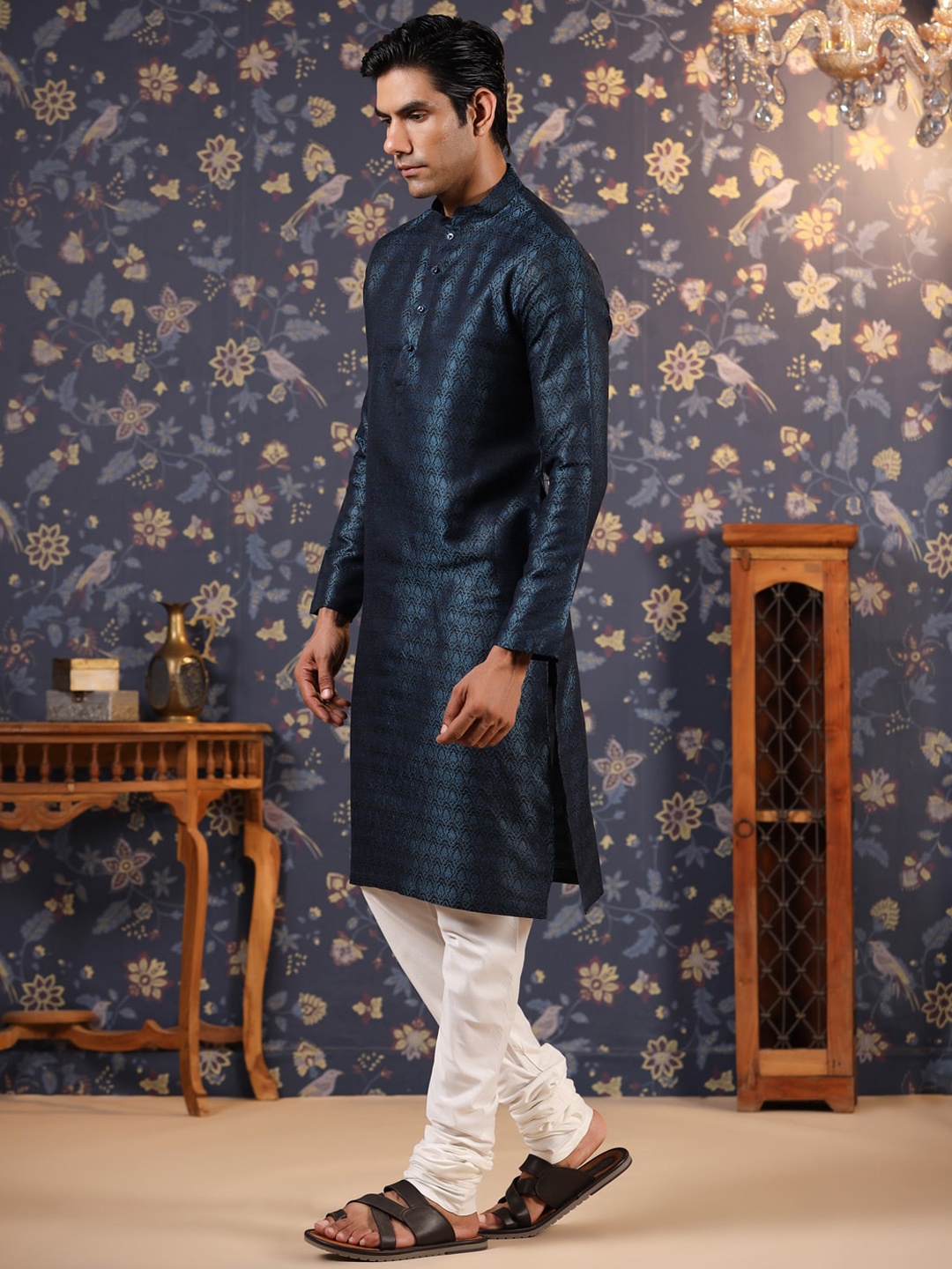 

House of Pataudi Mandarin Collar Ethnic Motif Woven Deisgn Straight Kurta, Black