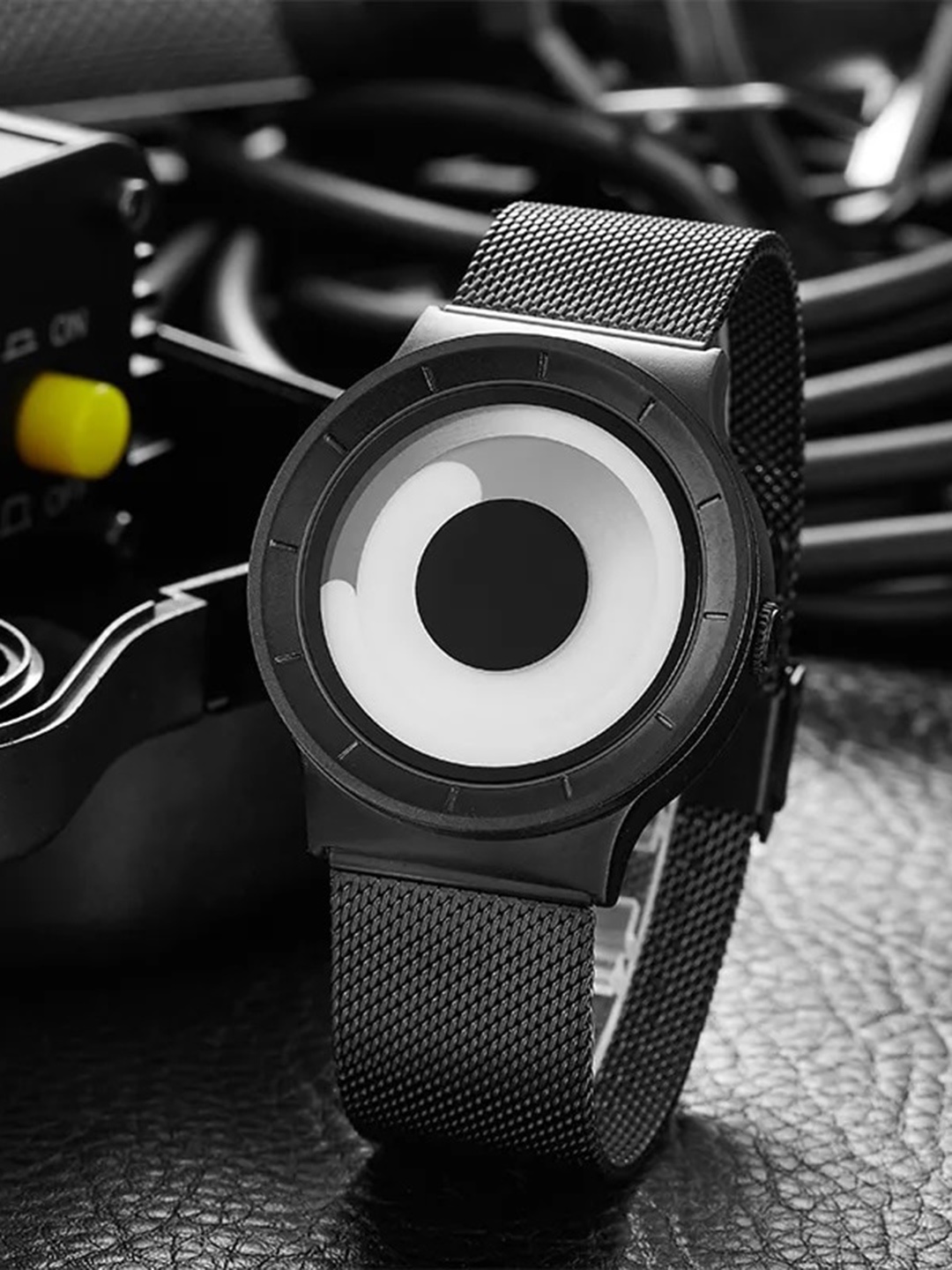 

VILAM Unisex Bracelet Style Straps Analogue Watch spinner-white