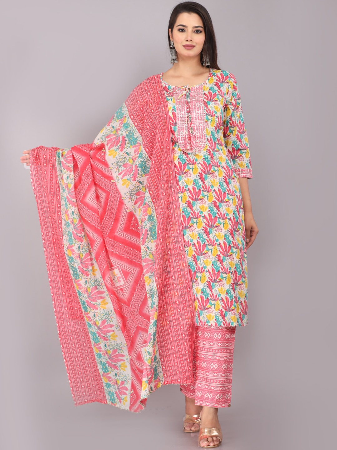 

HIGHLIGHT FASHION EXPORT Floral Printed Gotta Patti Kurta with Trousers & With Dupatta, Pink