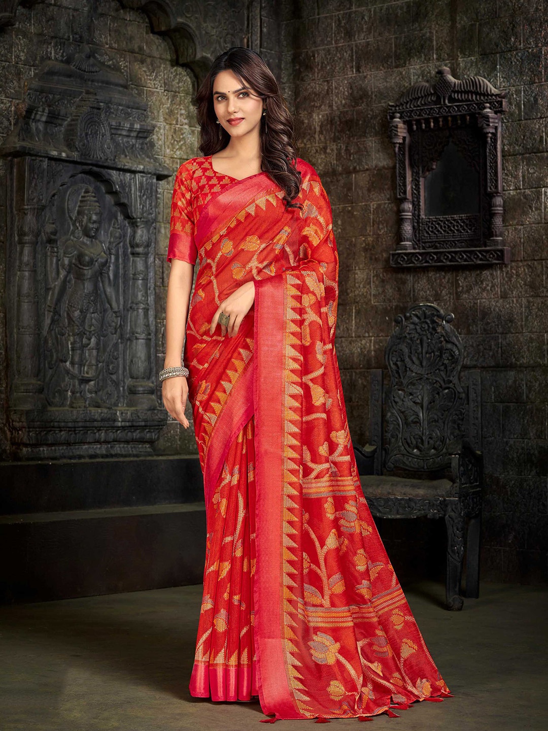 

Mitera Red & Green Floral Printed Pure Linen Jamdani Saree