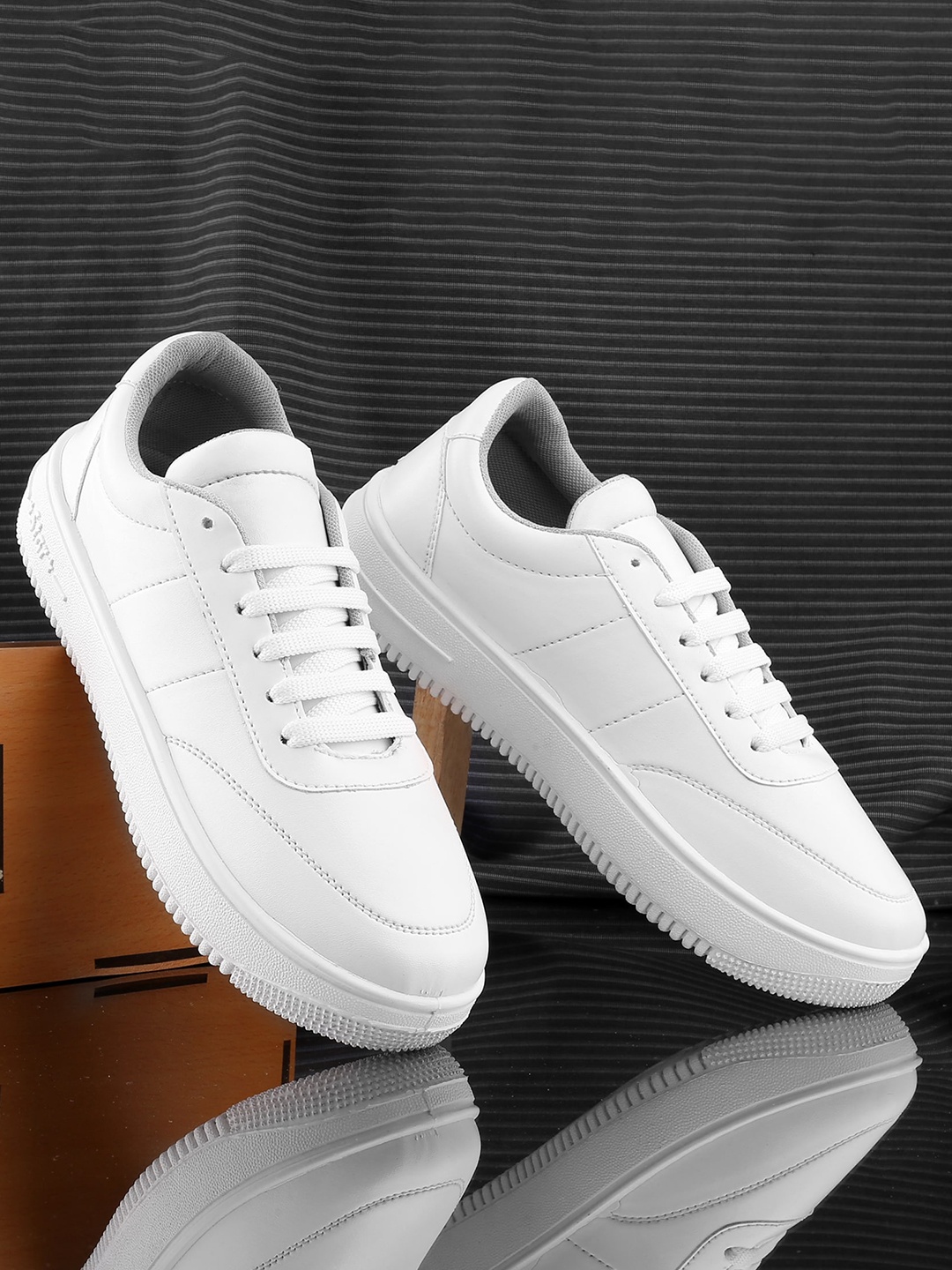 

AROOM Women Textured Lightweight Comfort Insole Basics Sneakers, White