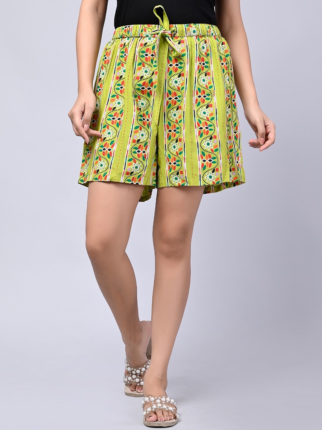 

Sangria Women Floral Printed Mid-Rise Shorts, Green