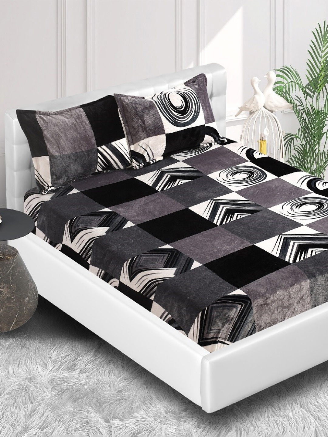 

Stylespace by Isha Black & White Geometric Velvet 300 TC Fitted King Bedsheet Set