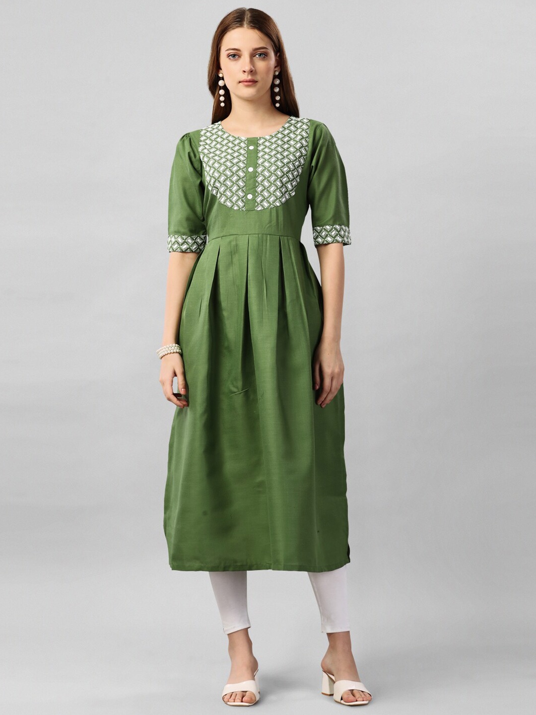 

Kinjo Geometric Yoke Design Thread Work A-Line Pleated Pure Cotton Kurta, Green