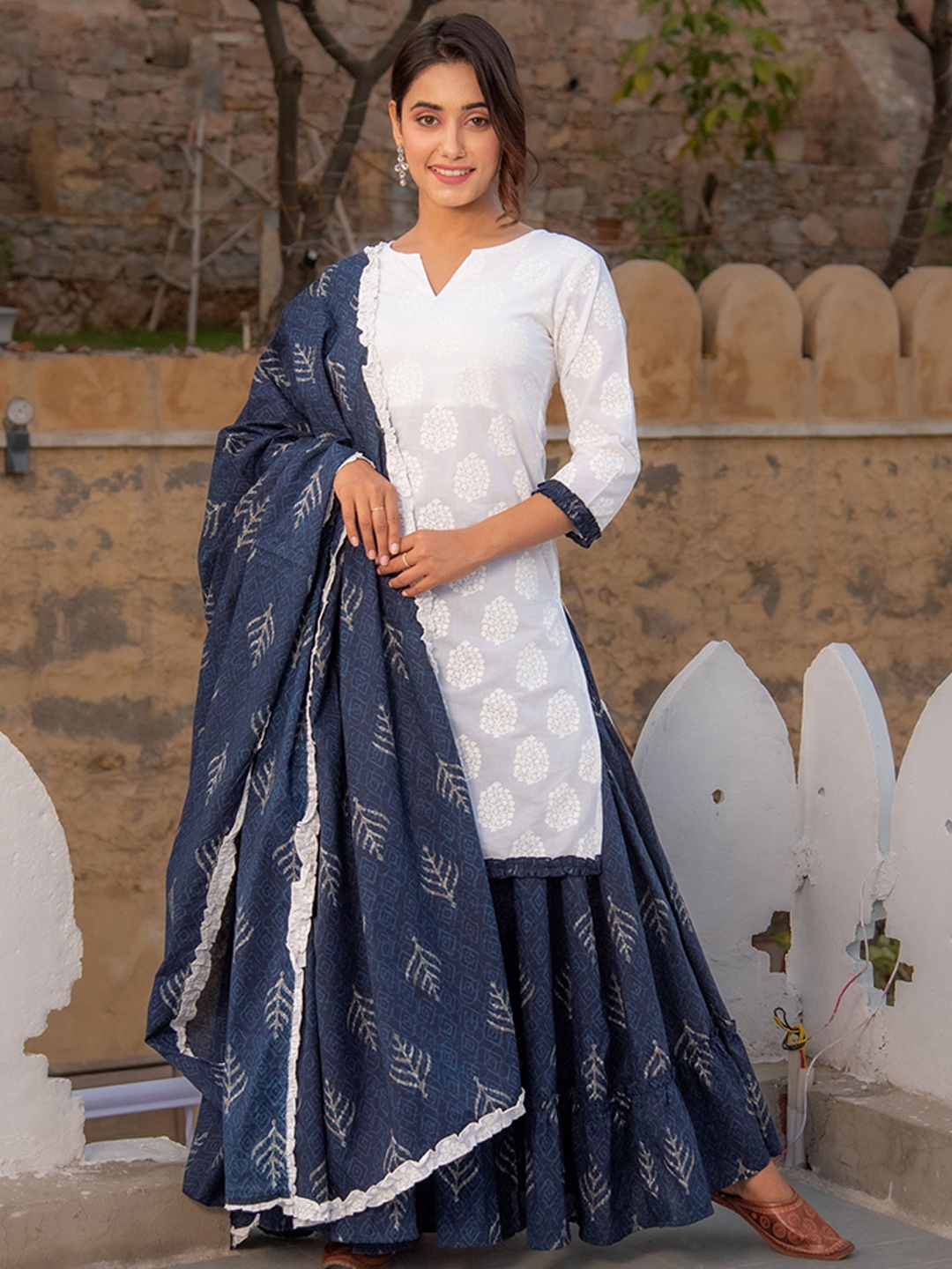 

METRO-FASHION Floral Printed Regular Kurta With Skirt & Dupatta, White