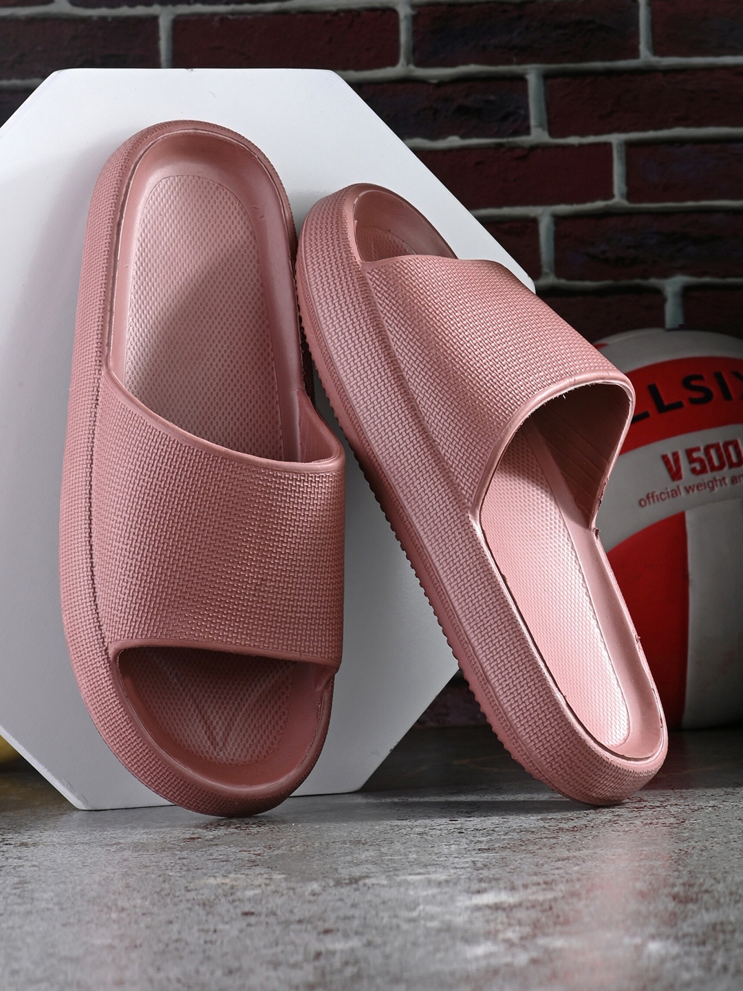 

The Roadster Lifestyle Co. Men Pink Textured Sliders