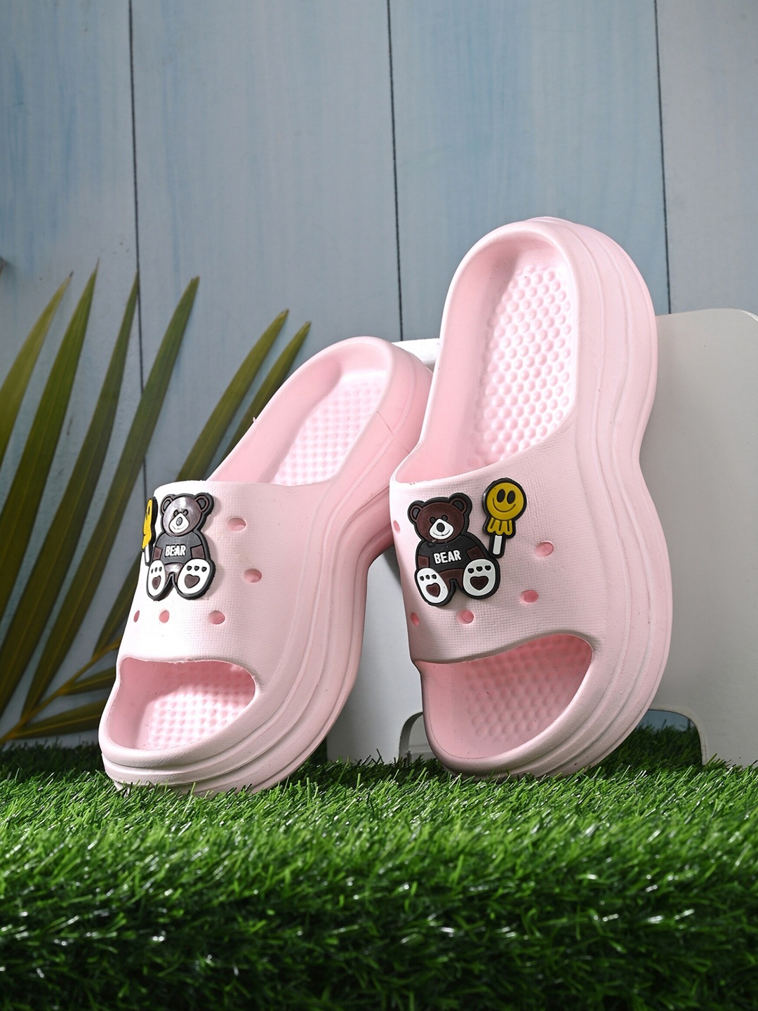 

The Roadster Lifestyle Co. Women Pink Applique Sliders