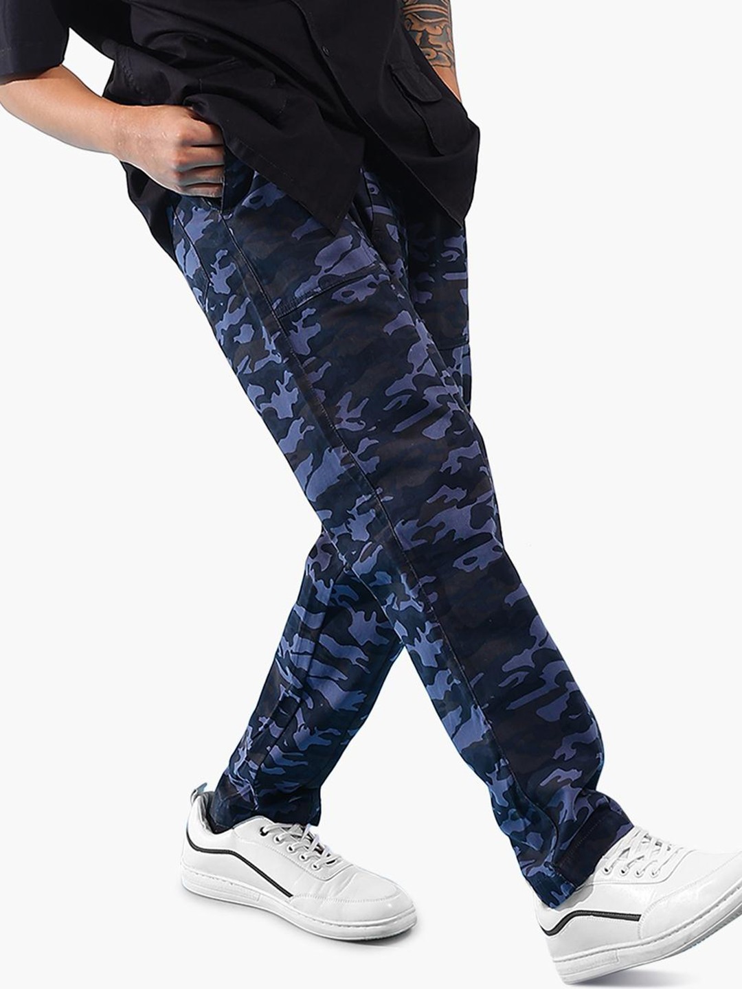 

Virgio Men Camouflage Printed Slim Fit Trousers, Blue