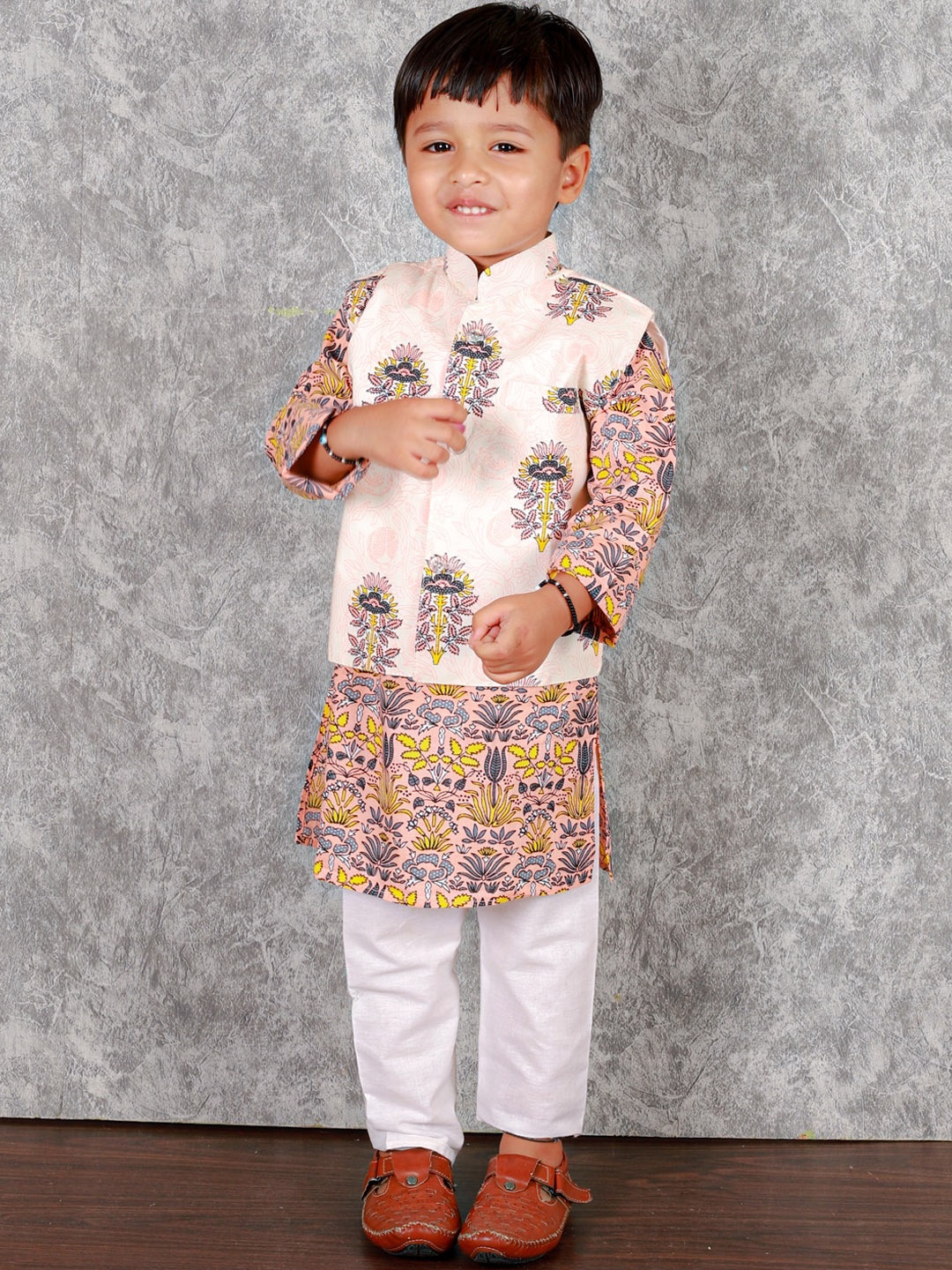 

Stuffie Land Boys Floral Printed Pure Cotton Kurta & Pyjamas with Nehru Jacket, Peach