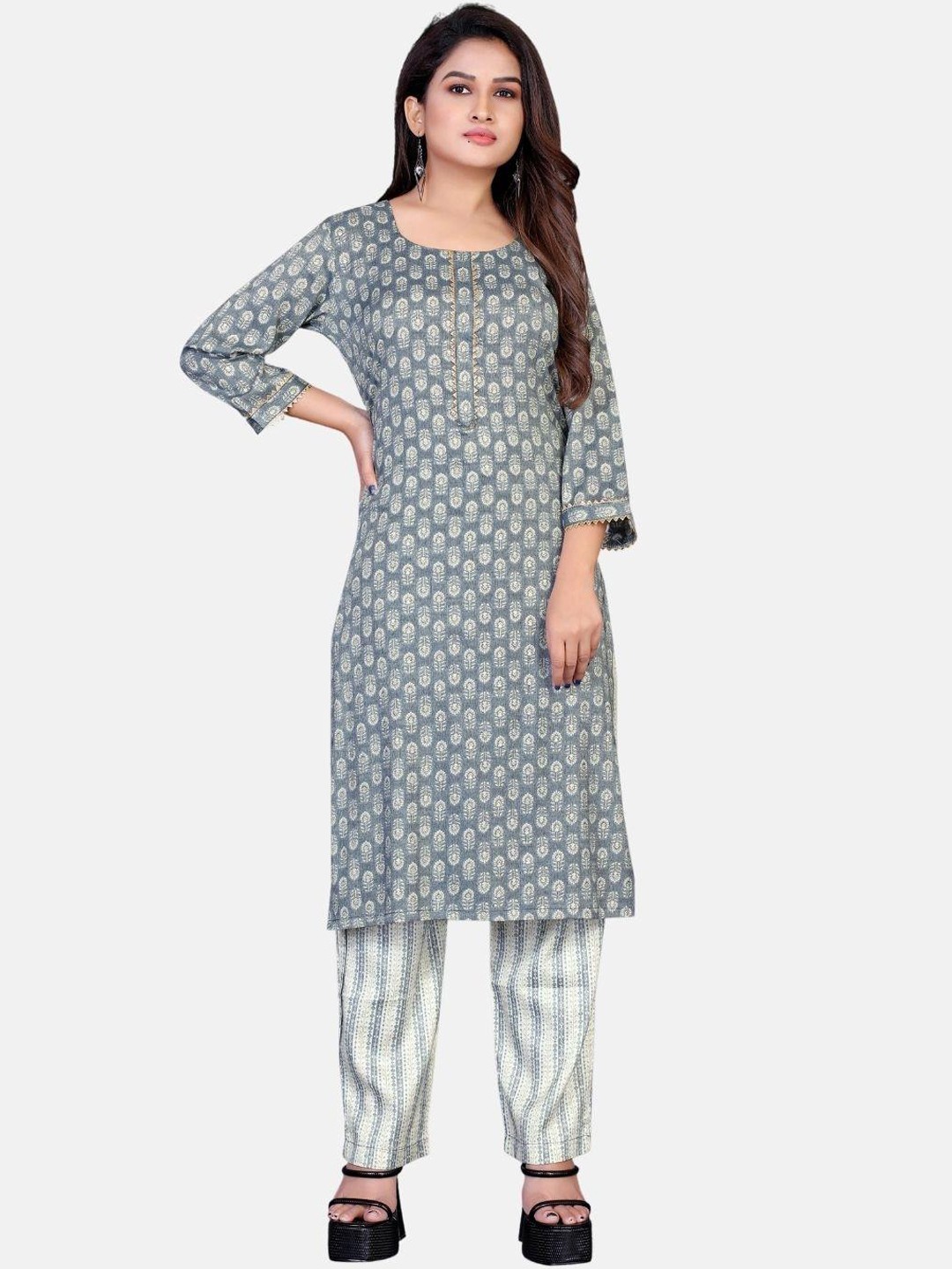 

Pari THE FASHION STUDIO Floral Printed Regular Gotta Patti Kurta With Trousers, Grey