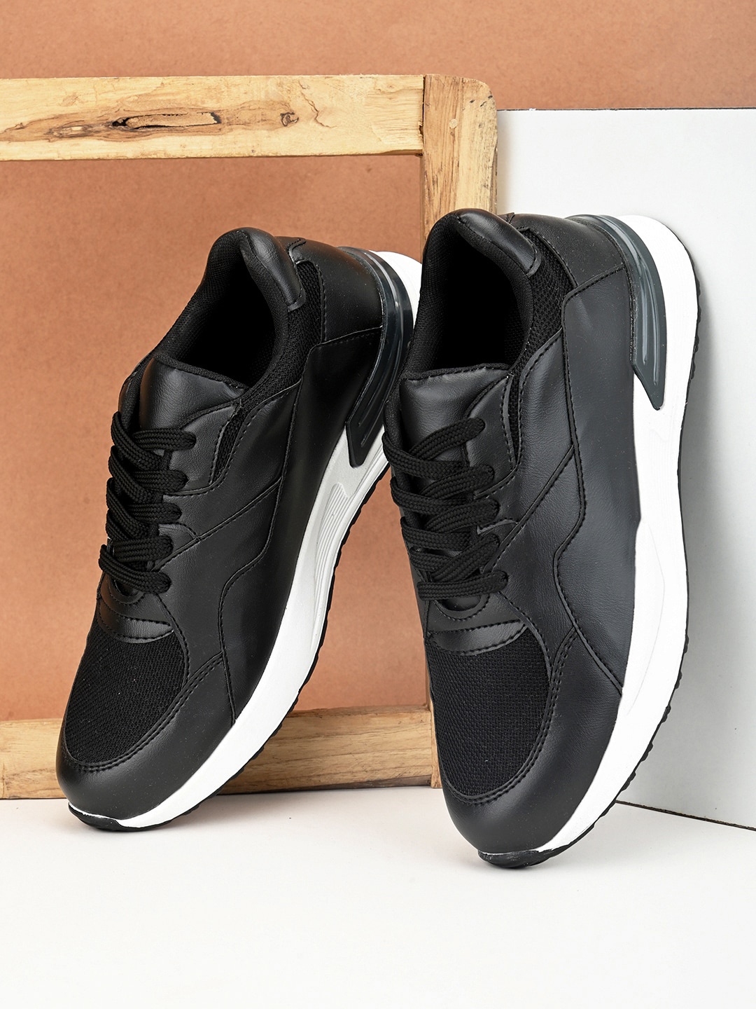

Mast & Harbour Men Black & White Padded Insole Contrast Sole Sneakers