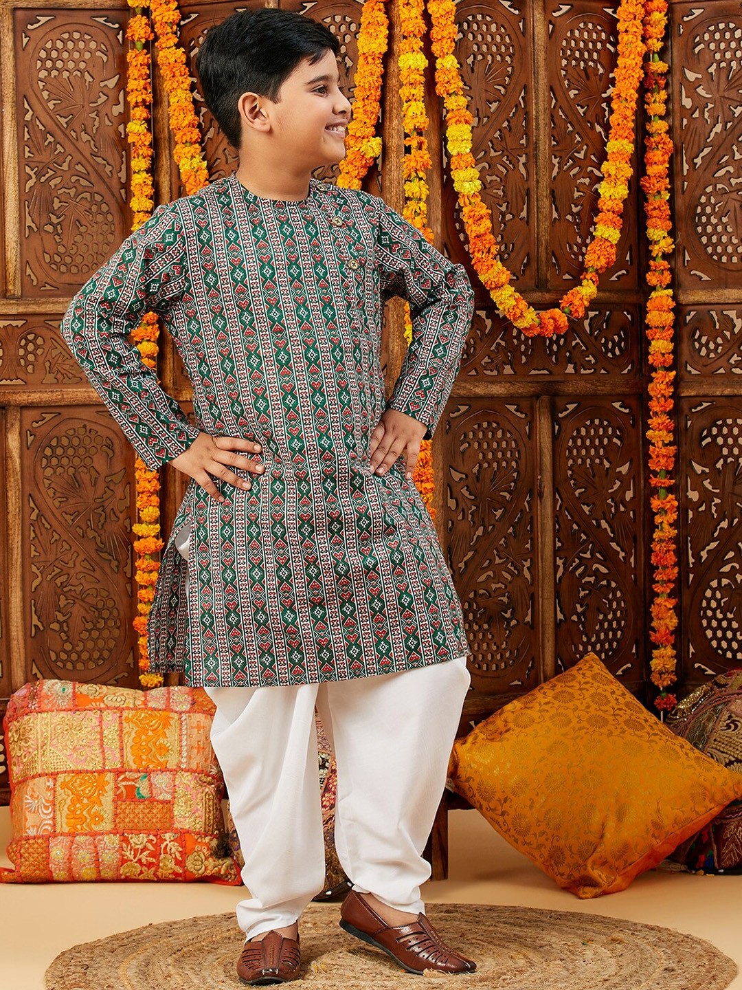 

Stylo Bug Boys Ethnic Motifs Printed Angrakha Straight Kurta With Salwar, Green