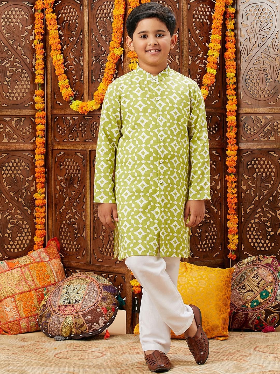 

Stylo Bug Boys Geometric Printed Band Collar Straight Kurta With Pyjamas, Green