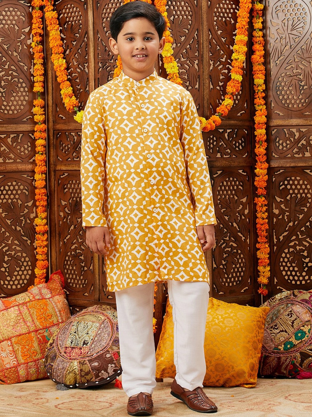 

Stylo Bug Boys Geometric Printed Band Collar Straight Kurta With Pyjamas, Yellow