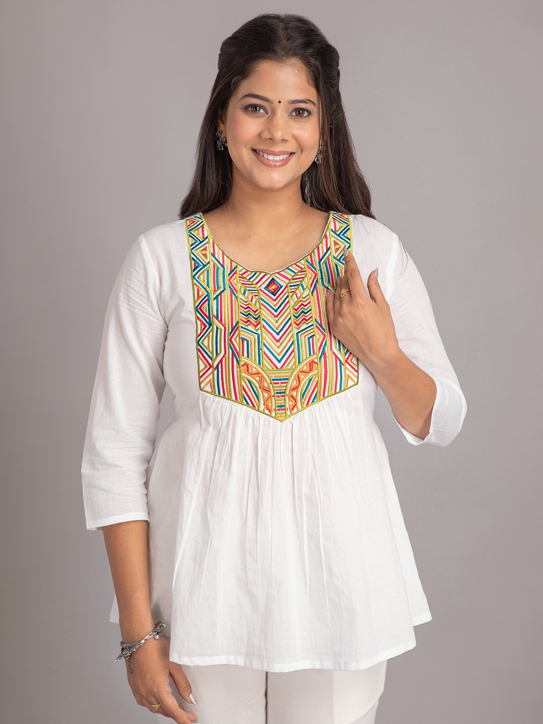 

SUTI White Geometric Embroidered Cotton Top