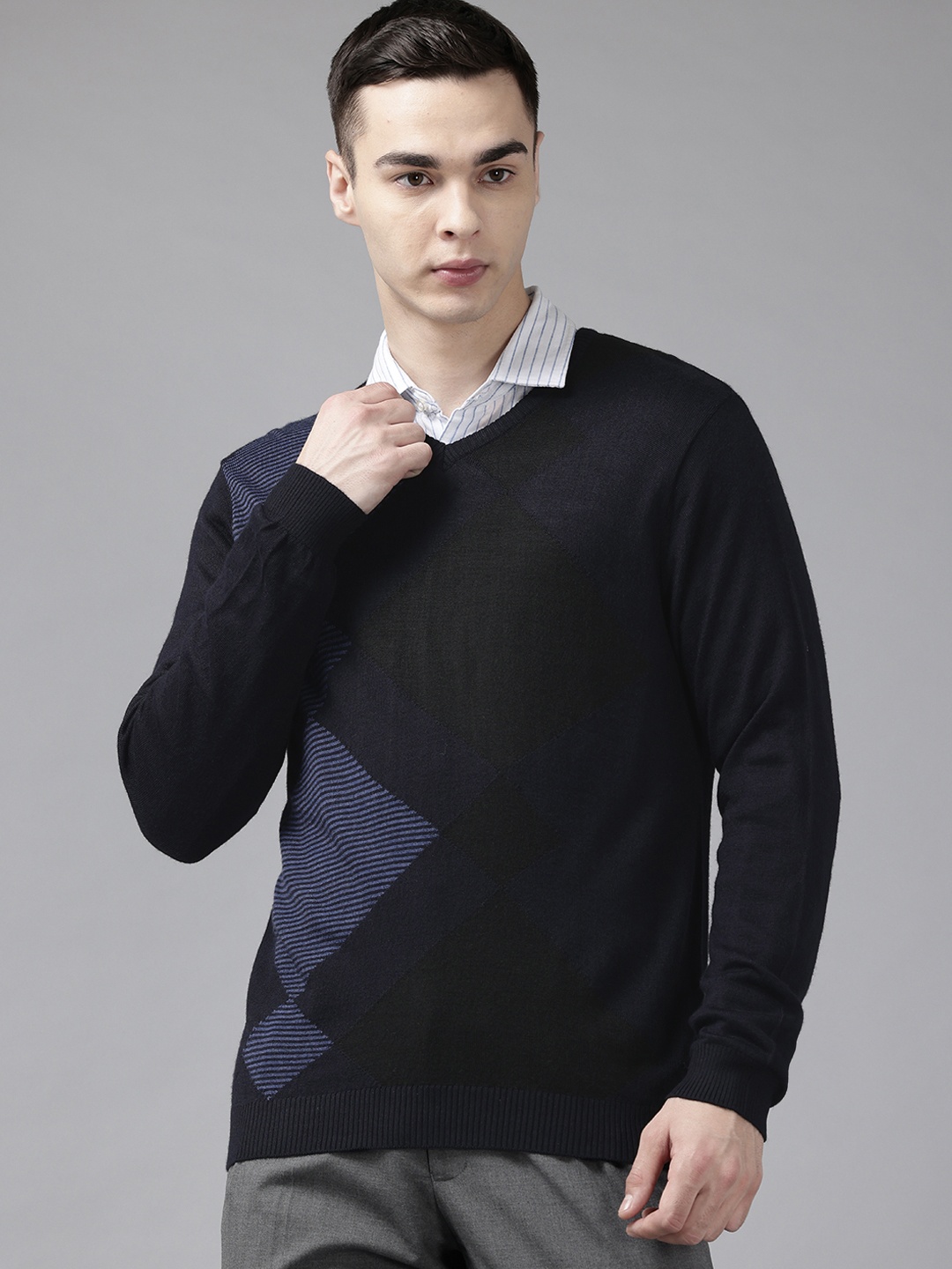 

Park Avenue Geometric Self Design V-Neck Sweater, Black