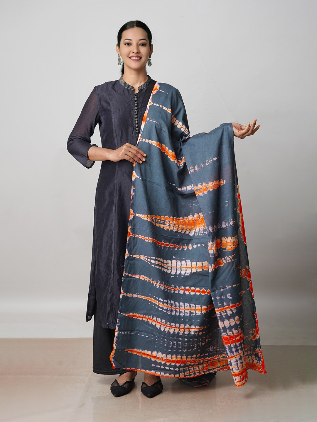 

Unnati Silks Pure Cotton Tie and Dye Dupatta, Grey