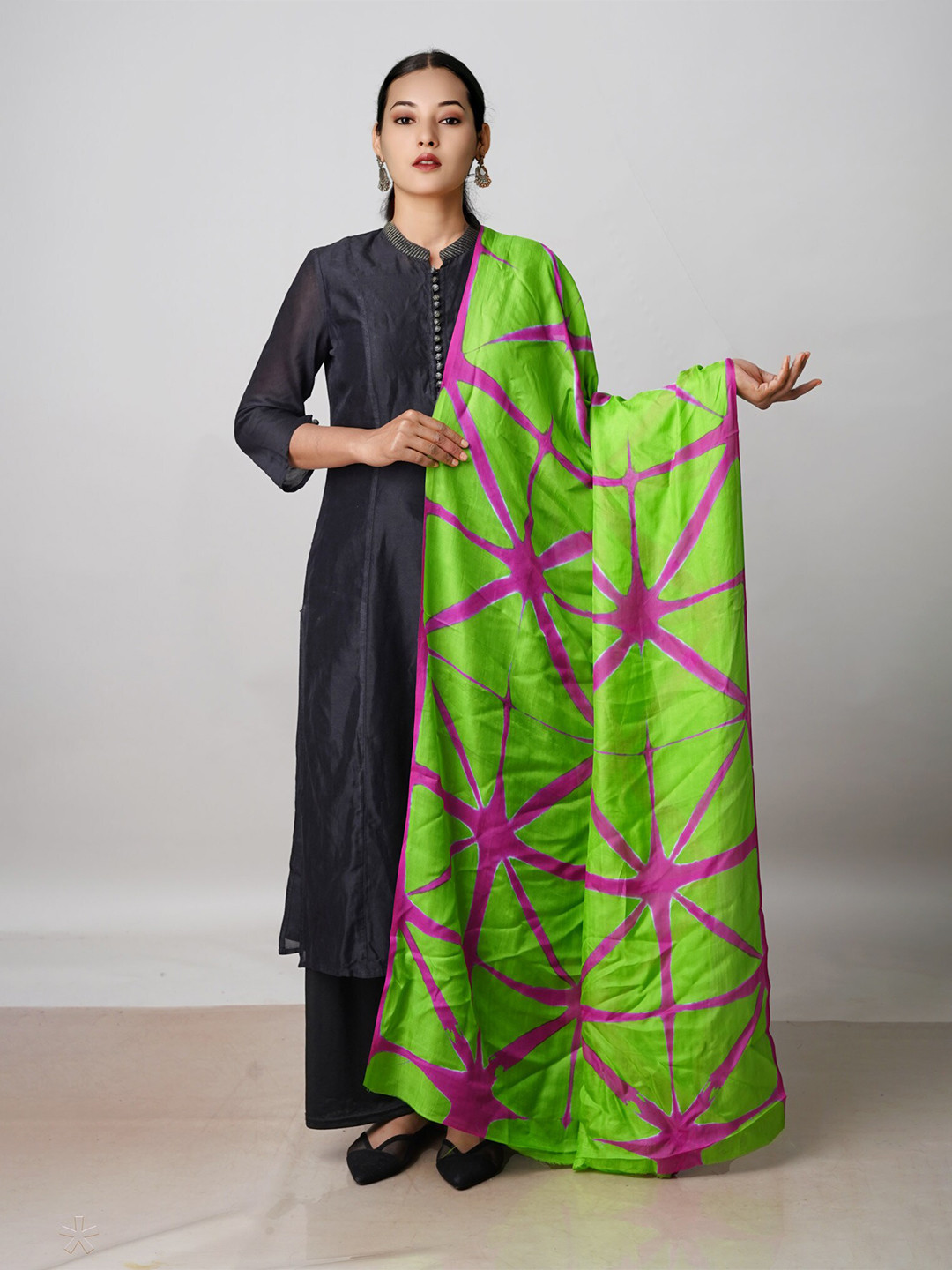 

Unnati Silks Geometric Dyed Pure Silk Tie and Dye Dupatta, Green