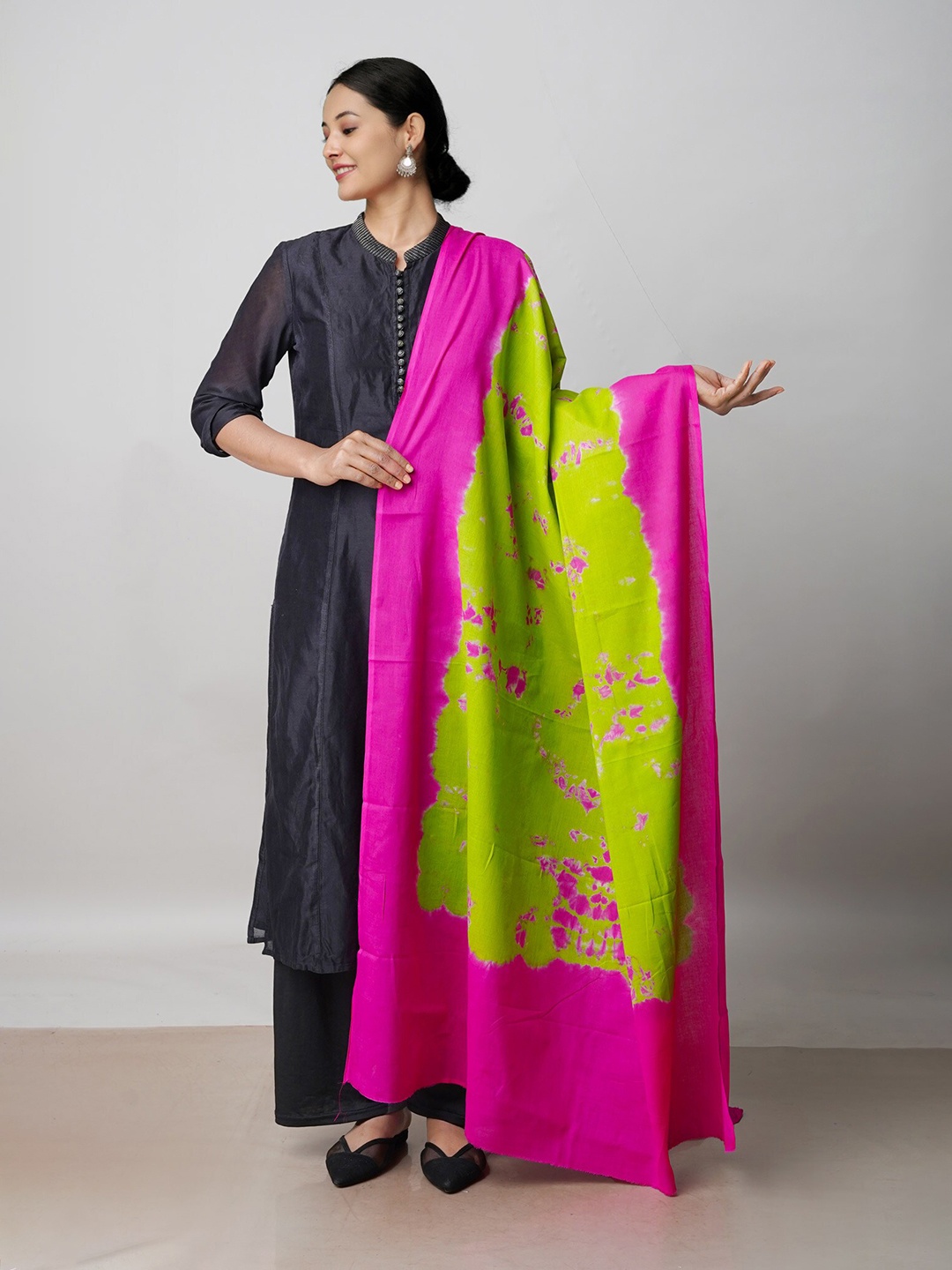

Unnati Silks Abstract Dyed Pure Cotton Tie and Dye Dupatta, Green