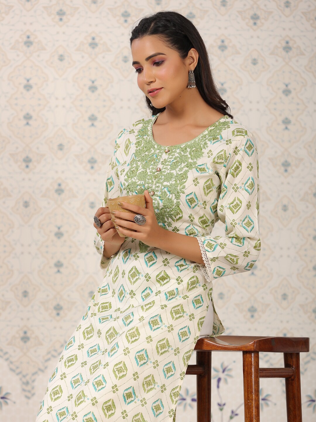 

Ode by House of Pataudi Green Floral Printed Round Neck Regular Thread work Kurta