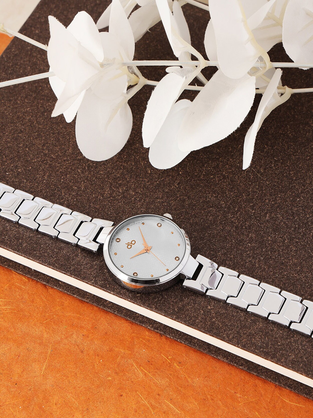 

DressBerry Women Brass Dial & Silver Toned Bracelet Style Straps Analogue Watch DB_SS21_3E