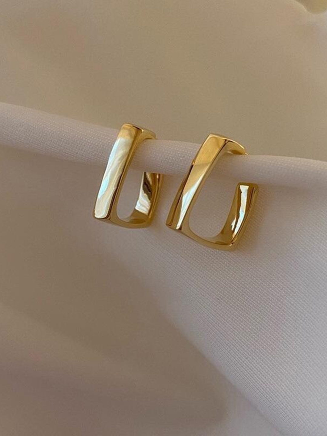 

Pinapes Gold-Plated Geometric Hoop Earrings