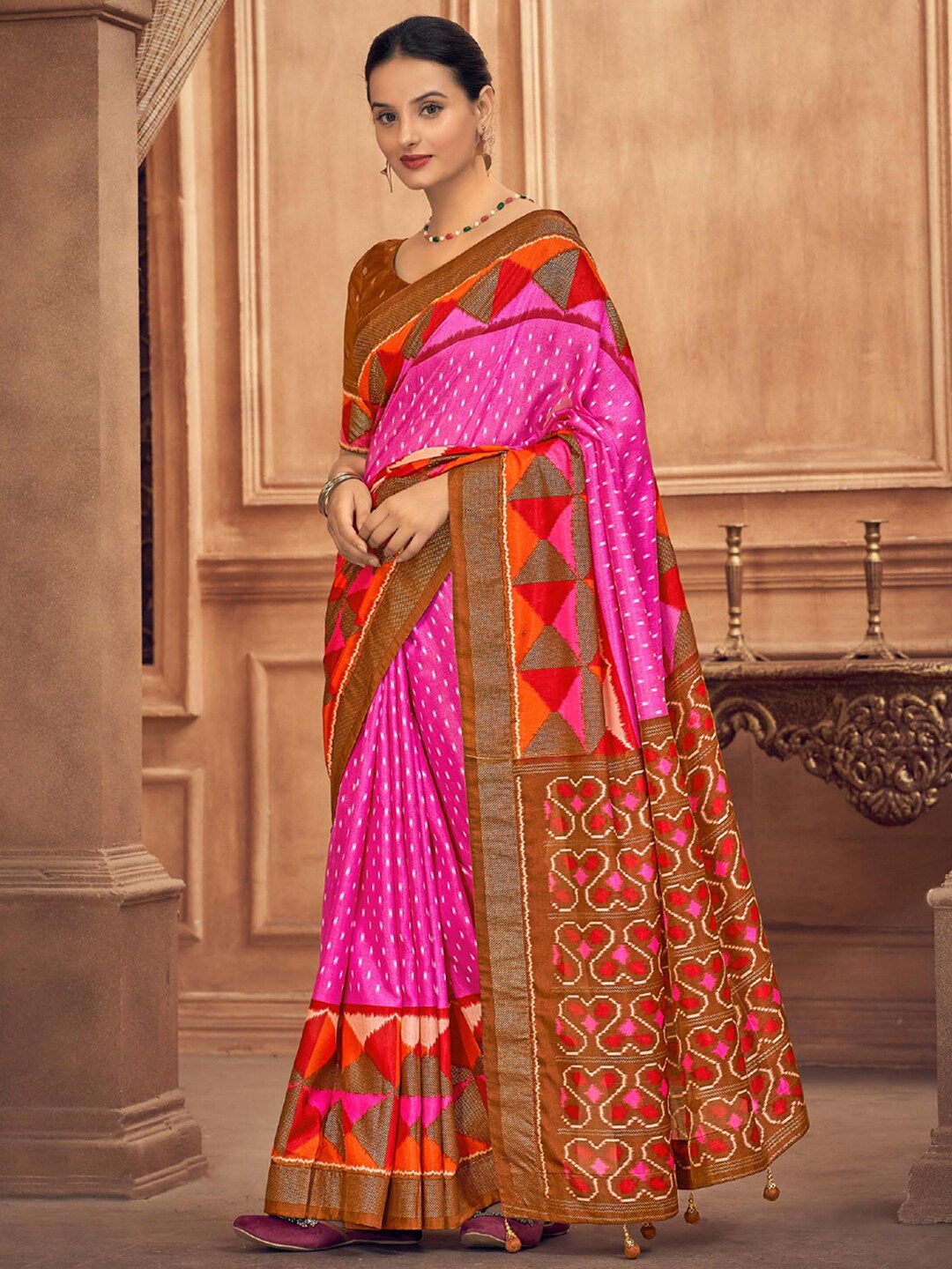 

Mitera Pink Geometric Printed Saree