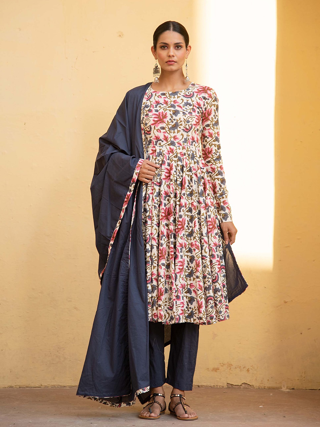 

KAORI BY SHREYA AGARWAL Floral Printed Pure Cotton Kurta & Trousers With Dupatta, Off white