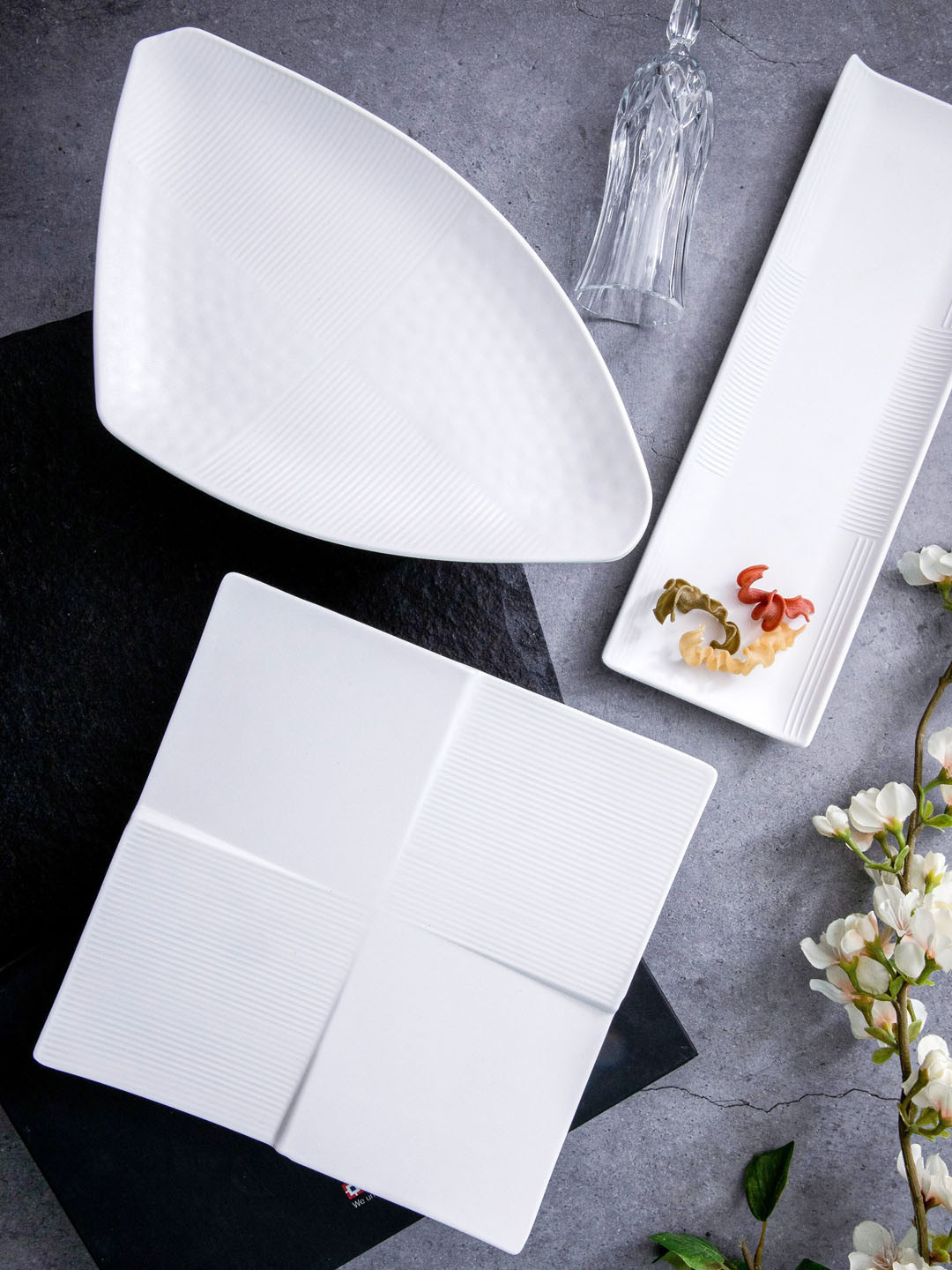 

Servewell White 3 Pieces Textured Melamine Food Platter