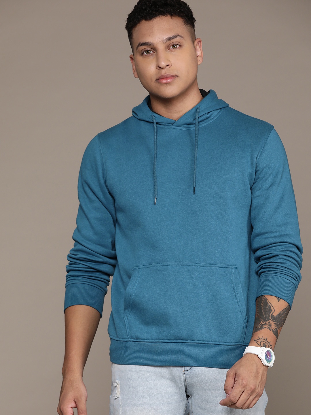 The Roadster Lifestyle Co. Solid Kangaroo Pocket Detailed Hooded Sweatshirt