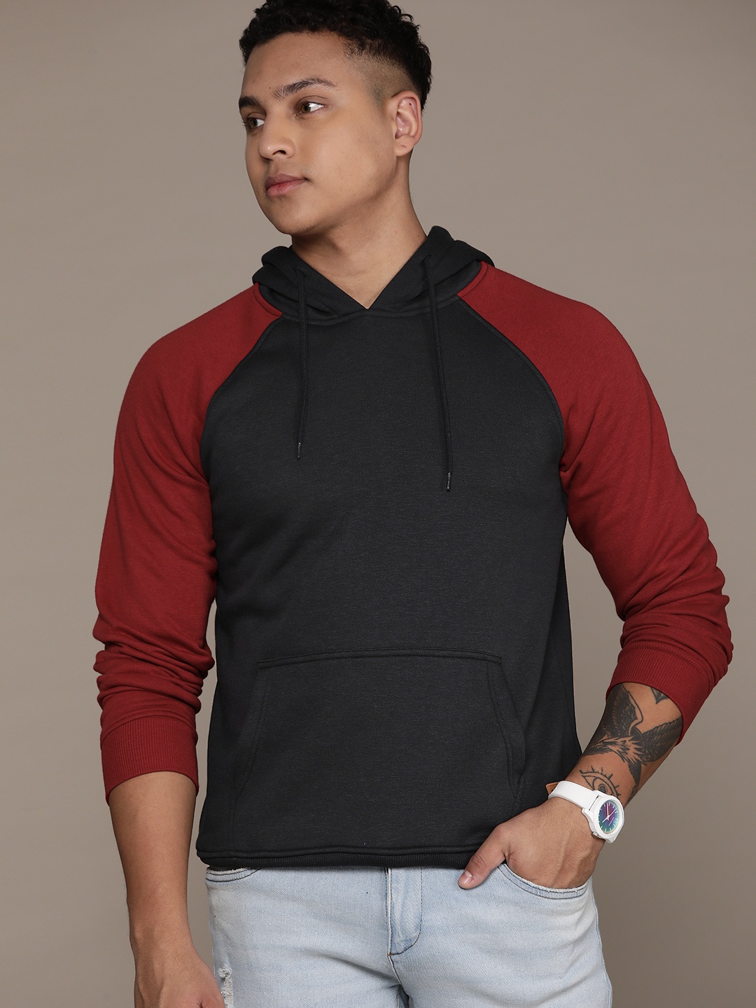 

The Roadster Lifestyle Co. Contrast Detailed Raglan Sleeves Hooded Sweatshirt, Black