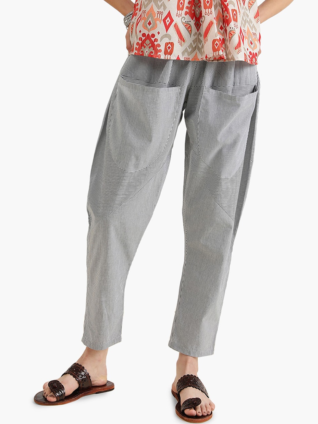 

Virgio Women Abstract Printed Pure Cotton Trousers, White